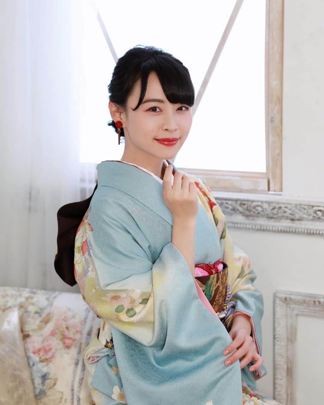 千倉里菜のインスタグラム：「おはようございます。 今日も1日明るい気持ちで過ごせますように☺️☀️  #goodmorning #kimono #着物 #振袖 #gw #bag」