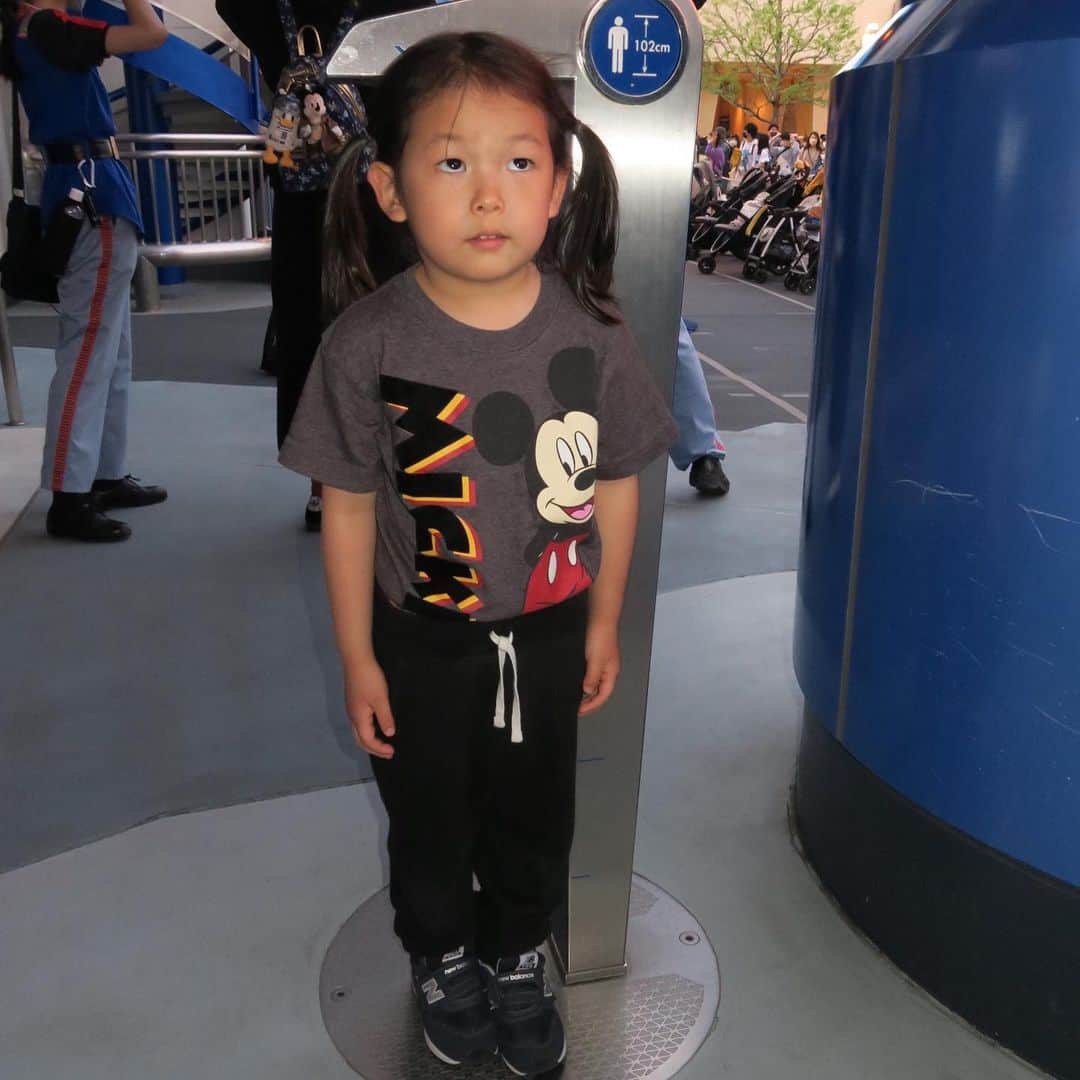 Yukari Imaiさんのインスタグラム写真 - (Yukari ImaiInstagram)「4歳10ヶ月のユイトとディズニーランドへ🥰❤️ 1歳半で初めてディズニーランドへ行って3回目のランドでした❤️ いつのまにか、STAR TOURSやSPACE MOUNTAINも乗れる身長になっていてびっくり。 パレードを観てるときのユイトの純粋な眼差しをみてるだけで心が洗われました。  そうちゃんはお留守番🥺 最近ヤキモチやきまくりで我慢して頑張ってる ユイトに集中して沢山楽しめました✨✨  また行こうね❤️❤️❤️」5月6日 10時56分 - yukari_magnese