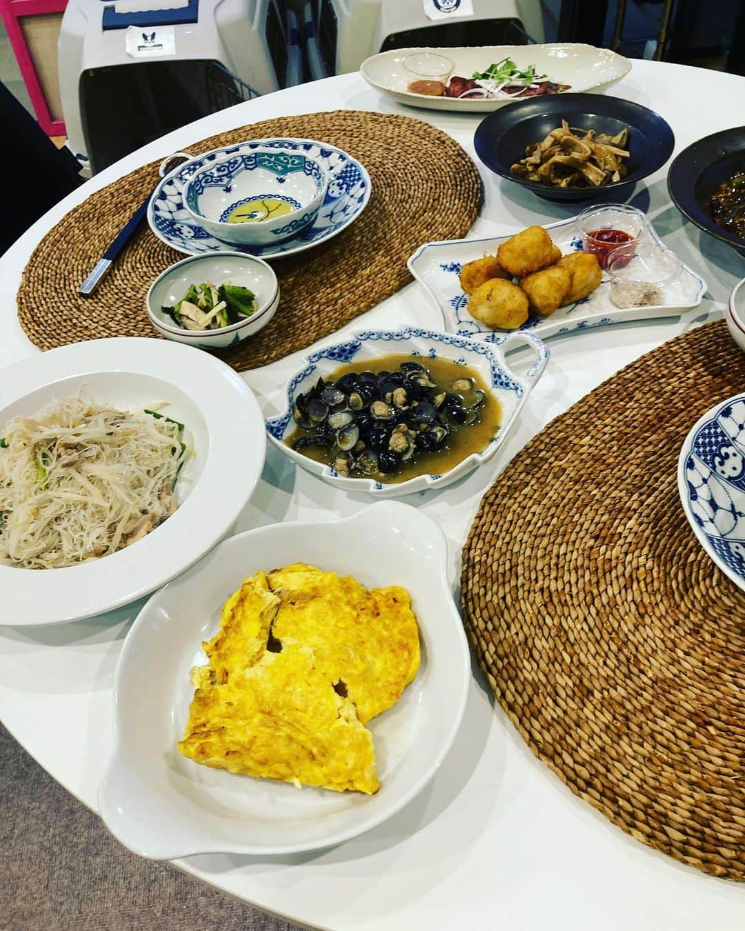 安藤優子さんのインスタグラム写真 - (安藤優子Instagram)「台湾な夜‼️  お早うございます‼️  昨晩は連休疲れ？か、何にもやる気出ず（笑）、台湾料理のテイクアウト。  麗郷です。  麗郷名物、しじみの醤油炒め、腸詰め、干し大根の卵焼き、ガツ炒め、ナスの煮込み、イカ団子、そして〆は焼きビーフン!  お店はいつも混んでいるので、テイクアウトでゆっくりいただきました。  私は特に腸詰と干し大根の卵焼きが大好きです。  ご馳走さまでした‼️  さて本日は終日仕事の予定です。  連休明けでボゥとしていますが、エンジンかけます。  みなさまにとって、連休続く方も、お仕事の方も、気持ちの晴れやかな一日になりますように‼️  本日もよろしくお願い致します。  ではまた後ほど！。  #麗郷   #フレンチブルドッグ  #安藤優子」5月6日 10時54分 - yukoando0203