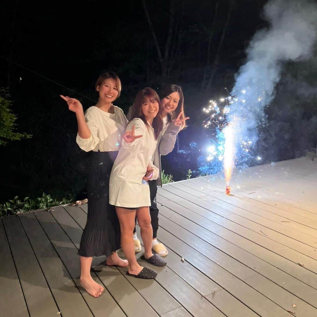 山内鈴蘭さんのインスタグラム写真 - (山内鈴蘭Instagram)「ゴルフ合宿の夜…🥺🌠💗💗 お姉ちゃんなのに妹みたいに甘えてもくれる美帆さんが可愛すぎて😭 ． 完全に鈴蘭ちゃん釣られました。笑 ． 写真はお菓子をお互いにあーん🤭し合ってる写真！！笑 ． お酒飲んでないのに顔赤い！笑 ． 2人してどすっぴん🥹 フィルターに助けられてます！笑 ． 美帆さんって ほんとに可愛くて可愛くて 大好きなお姉ちゃんだーー🤭💗💗 ． 花火もしたよ🥺 みなみちゃんのすっぴんが可愛すぎてこんな子供がほしいね！なんて話してた🤤🤤🤤🤤🤤🤤 ． ． #ゴルフ #合宿 #那須 #ゴルフ合宿 #杉山美帆 さん #ドラコン #ドラコンプロ #ゴルフ好き #ゴルフ女子 #すっぴん #肌ケア #エンビロン #environ #日焼けケア #アフターケア」5月6日 22時30分 - xxsuzuranxx