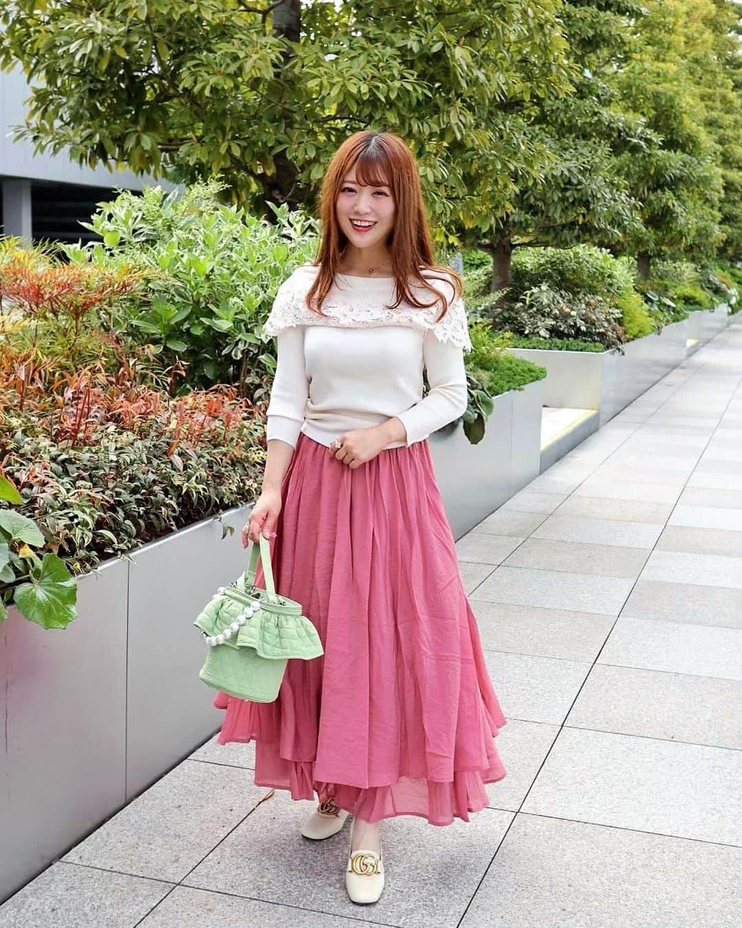 のインスタグラム：「💚🌷#休日コーデ 🌷💚 * knit @noela_official  skirt @kuih_store  bag @setsuko_sagittaire  shoes @gucci   動くたびにふわりと揺れるのが可愛い 【#kuih 】のシアーレイヤードフレアスカートは 他のお色も可愛くて悩みましたけど結局ピンクに😀💓  柔らかなボリュームなのに広がりすぎないシルエット、 中でクルクルねじれない履き心地最高のウエストゴム。 お気に入りポイントいっぱい🥰  新作のスカートなので5月9日の14時まで、 【kuih割】で10％オフでお得に買えちゃいます👏 （max30％オフになってるアイテムもあったよ🫢）  20％オフでお得にお買い物ができる【GW限定クーポン】も 5月9日の14時まで出てたので見てみてください🥰❣️ （※クーポンは新作・予約商品は対象外）  ▶︎ @kuih_store  #クイ #kuih #kuihst  #mai153 #153cm #153cmコーデ  #Sサイズコーデ #Sサイズ #おちび #おちびコーデ　　 #ootd #fashion #coordinate  #fashionblogger #コーディネート #小柄コーデ #ファッション」