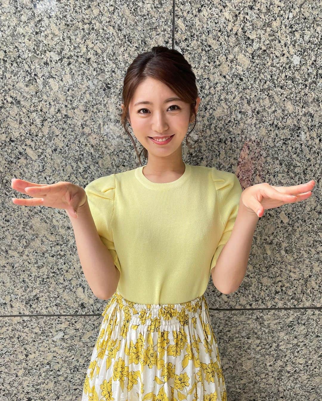 のインスタグラム：「👗 . #東京インフォメーション #衣装 堀さんに動物で何が好きですか？って聞かれて ひよこと答えたのでひよこポーズ🐣 ちょうど衣装も黄色でした💛」