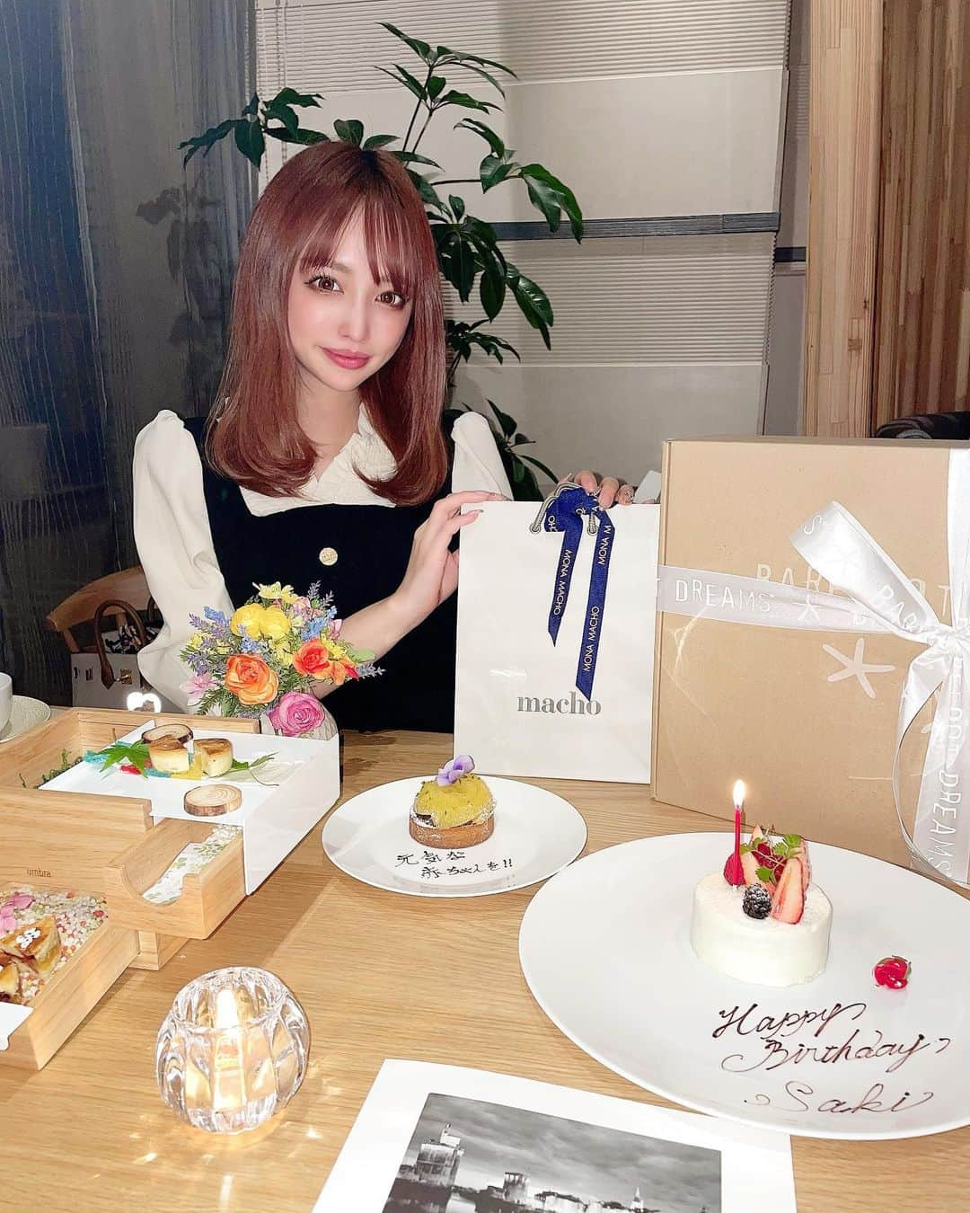 サキ吉さんのインスタグラム写真 - (サキ吉Instagram)「さひちゃんがお誕生日お祝いしてくれた🥹❤️✨✨✨ 可愛いお店に可愛すぎるプレゼント……💓 ． いつも通りお店のチョイスさすがで✨ 見た目も味も繊細で感激した✨ ひと皿ひと皿がこだわってて楽しかった🥰 隠れ家的なお店だから入口がわからず 2人で迷子になったのはいい思い出😂笑 ． プレゼントはエリクソンビーモンっていうブランドのピアス😳💕✨ ブライダルジュエリーのレンタルにも使われてるブランドらしく💍 センスの塊よ😭✨ お揃いなのが嬉しい😭❤️ 私だけじゃなくてベビ吉にもありがとう👶🏻🍼✨ ． 出会って二年半だけどこんなに仲良くなれるとは🥰💛 これからも仲良くしてね💕 幸せ❤️❤️❤️ ． ． ． #ラグランドメゾンhiroyukisakai  #エリクソンビーモン #ericksonbeamon #mybirthday #birthdaypresent #birthdaycake  #誕生日ディナー #barefootdreams」5月6日 21時35分 - sakikichi1201