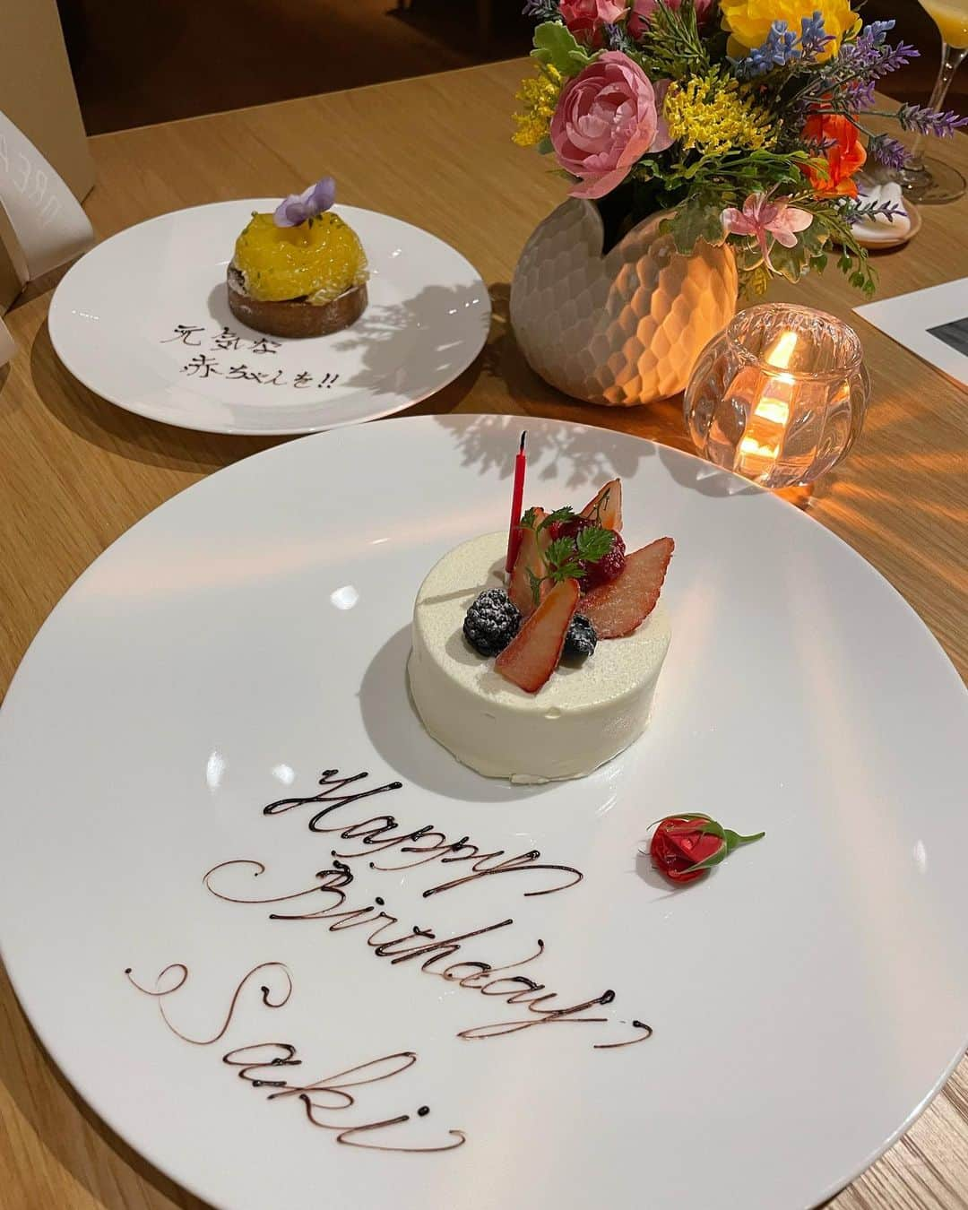 サキ吉さんのインスタグラム写真 - (サキ吉Instagram)「さひちゃんがお誕生日お祝いしてくれた🥹❤️✨✨✨ 可愛いお店に可愛すぎるプレゼント……💓 ． いつも通りお店のチョイスさすがで✨ 見た目も味も繊細で感激した✨ ひと皿ひと皿がこだわってて楽しかった🥰 隠れ家的なお店だから入口がわからず 2人で迷子になったのはいい思い出😂笑 ． プレゼントはエリクソンビーモンっていうブランドのピアス😳💕✨ ブライダルジュエリーのレンタルにも使われてるブランドらしく💍 センスの塊よ😭✨ お揃いなのが嬉しい😭❤️ 私だけじゃなくてベビ吉にもありがとう👶🏻🍼✨ ． 出会って二年半だけどこんなに仲良くなれるとは🥰💛 これからも仲良くしてね💕 幸せ❤️❤️❤️ ． ． ． #ラグランドメゾンhiroyukisakai  #エリクソンビーモン #ericksonbeamon #mybirthday #birthdaypresent #birthdaycake  #誕生日ディナー #barefootdreams」5月6日 21時35分 - sakikichi1201