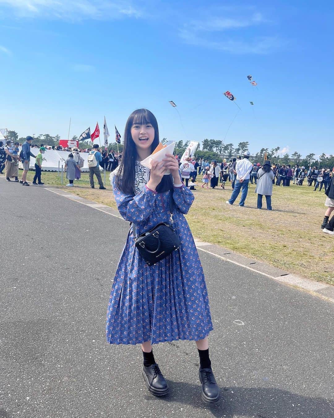 牧野羽咲のインスタグラム：「たまごせんべい！最高！💯  #浜松祭り #玉子せんべい #たまごせんべい #たません」