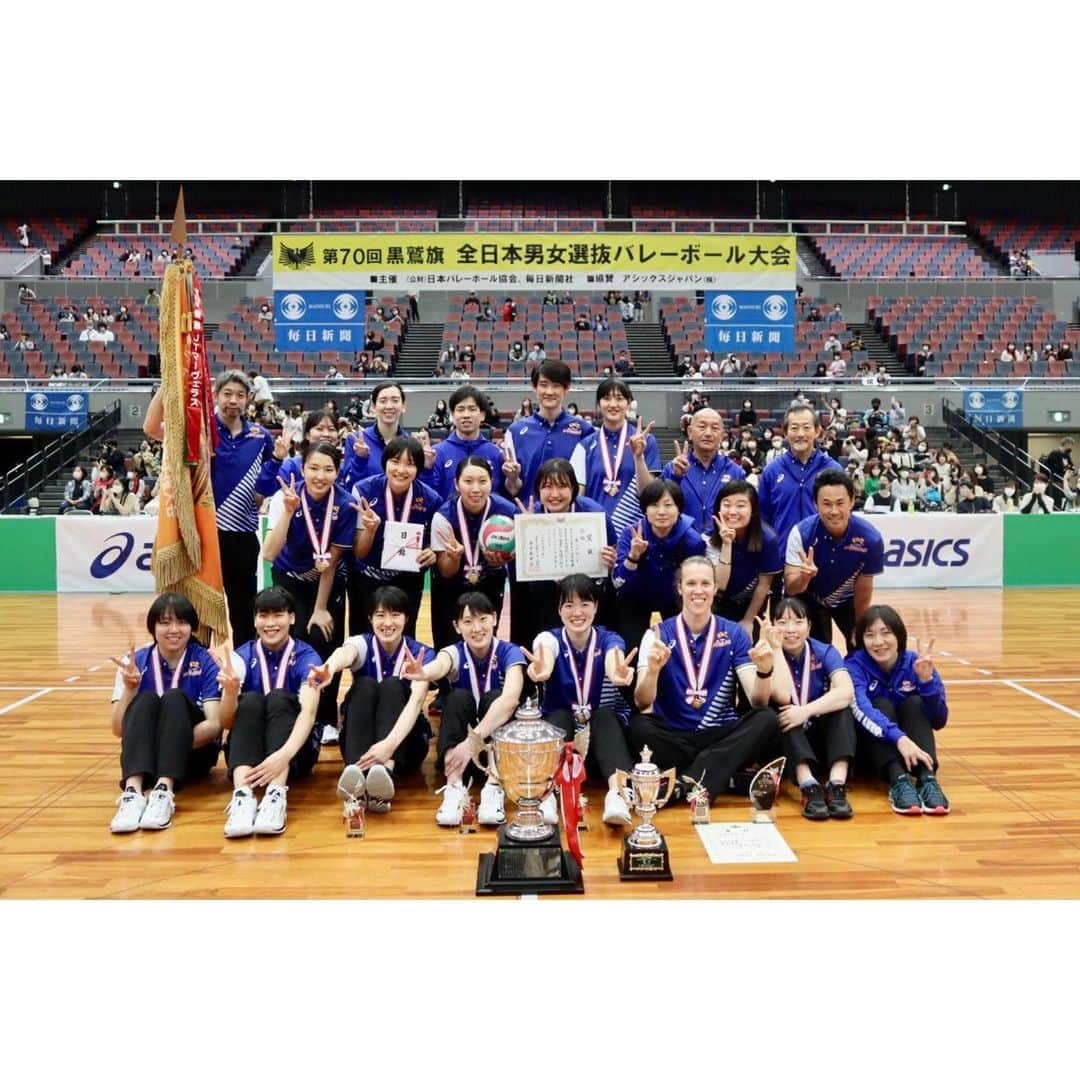 白井美沙紀のインスタグラム：「. . 黒鷲旗2連覇🏆  今シーズン最後の大会を 最高の形で終えることができて 本当に嬉しく思います😭 今大会が無事に開催できたこと、 たくさんの方が応援してくださったこと、 全てのことに感謝の気持ちでいっぱいです。  本当にありがとうございました💙💙 . . #黒鷲旗 #2連覇 #東レアローズ #頂越」