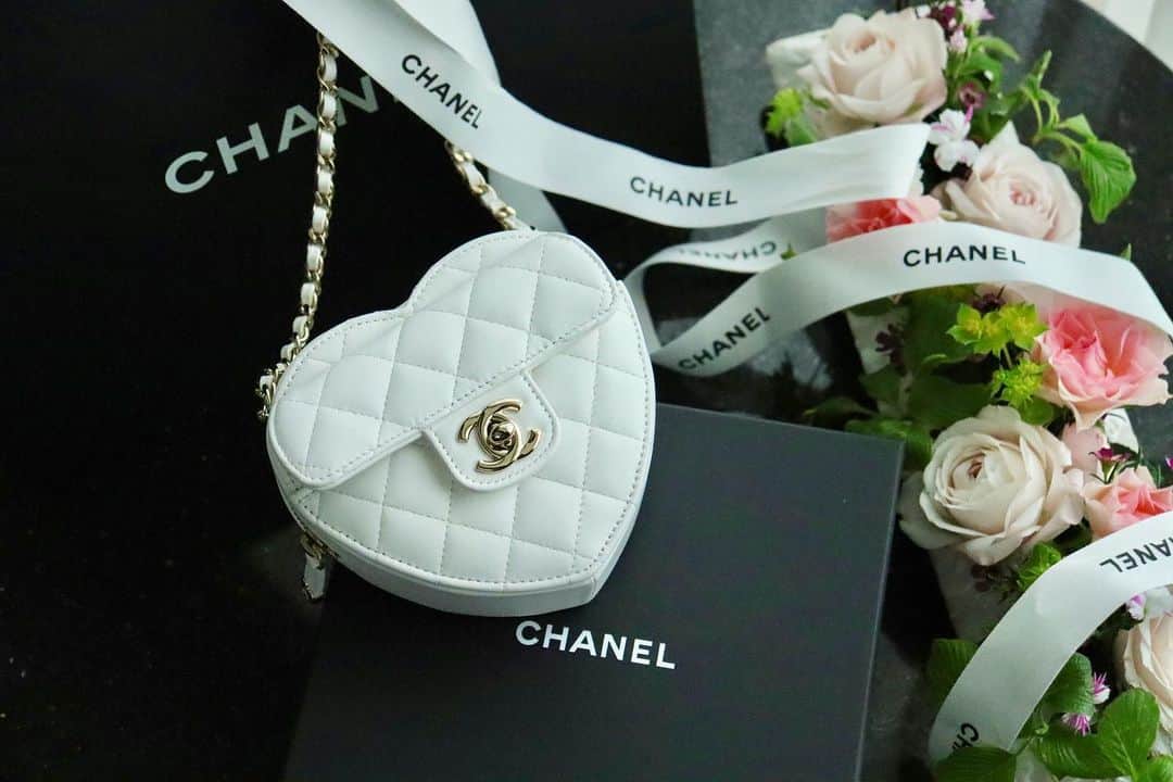 平山美春のインスタグラム：「My heart @chanelofficial bag🤍🤍🤍💐 希望してた白のハートバッグ🤍 . #chanel #chanelbag」