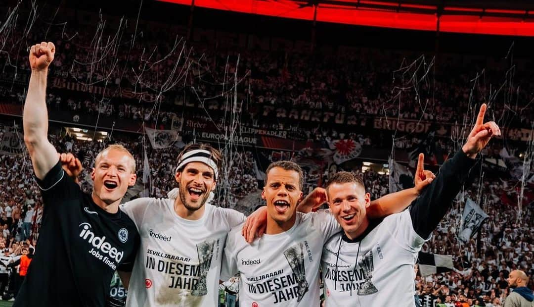 ティモシー・チャンドラーのインスタグラム：「Eine Nacht wie diese in unserem Stadion die man niemals vergessen wird 🙌🏽!!! Danke an die Eintracht Familie für diese Atmosphäre, den Adler 🦅 auf der Brust und im Herzen zu tragen ist etwas ganz Besonderes …!! Und jetzt holen wir das Ding zusammen nach Frankfurt 💪🏾💪🏾🦅🦅🦅」