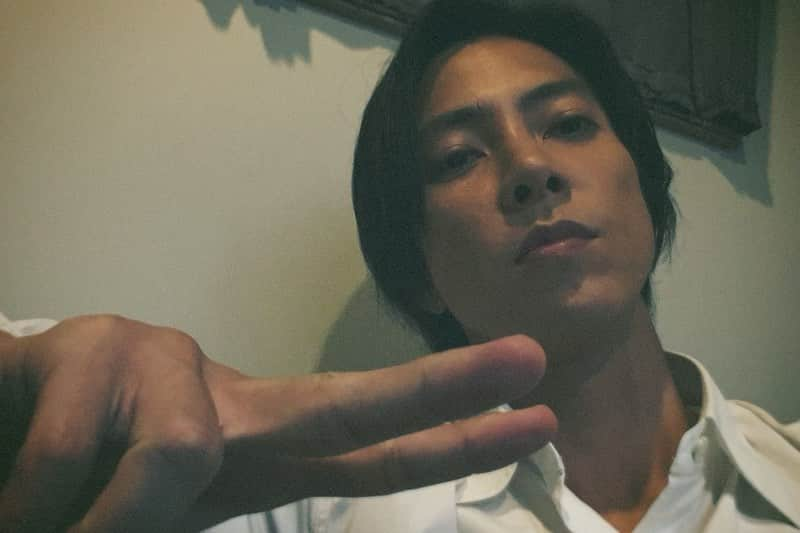 山下智久のインスタグラム：「タイの撮影現場にも少しずつ慣れてきました。朝は音楽聴いて気分を更に上げて楽しんでます。  I'm getting used to shooting in Thailand, little by little. I listen to music in the morning as my routine.  It motivates me for the day ahead.  #音楽好き #炭酸好き」