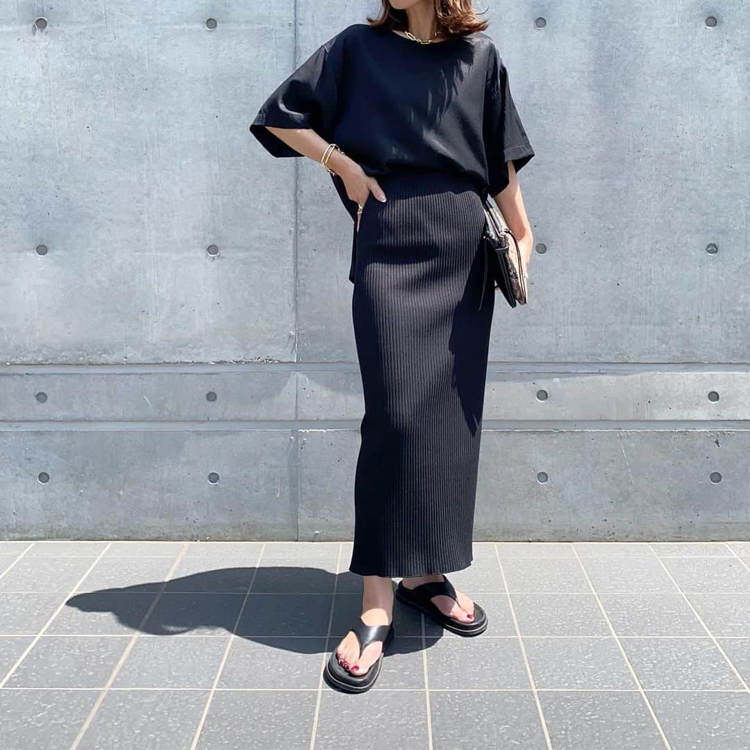 mayoのインスタグラム：「・ all black 𓂃∗◦✦ ・ 一見Tシャツっぽく見えるけど ほどよく光沢感のあるサテン生地のブラウス♡ ・ さらっとしてて着心地もよき◎ ・ ・ blouse#collagegallardagalante @collage.official skirt#noble sandals#mohi ・ ・ #コラージュガリャルダガランテ#ノーブル#モヒ#タイトスカートコーデ#ママコーデ#ママファッション#プチプラ#プチプラコーデ#お洒落さんと繋がりたい#きれいめカジュアル#きれいめコーデ#シンプルコーデ#大人カジュアル#outfit#coordinate#ootd」