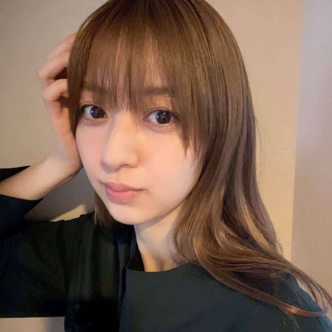 逢沢りなのインスタグラム：「久しぶりの投稿になってしまいましたが、お元気ですかー??☺️ 私は最近エアリアルヨガを始めたり、髪をハイトーンカラーにしたりやってみたかったことをしています…🥺 皆さん引き続き健康に気をつけて過ごしてくださいね🤍  あとでしんのすけ(うちのいぬちゃん)の写真も載せますね〜🐶‼︎」