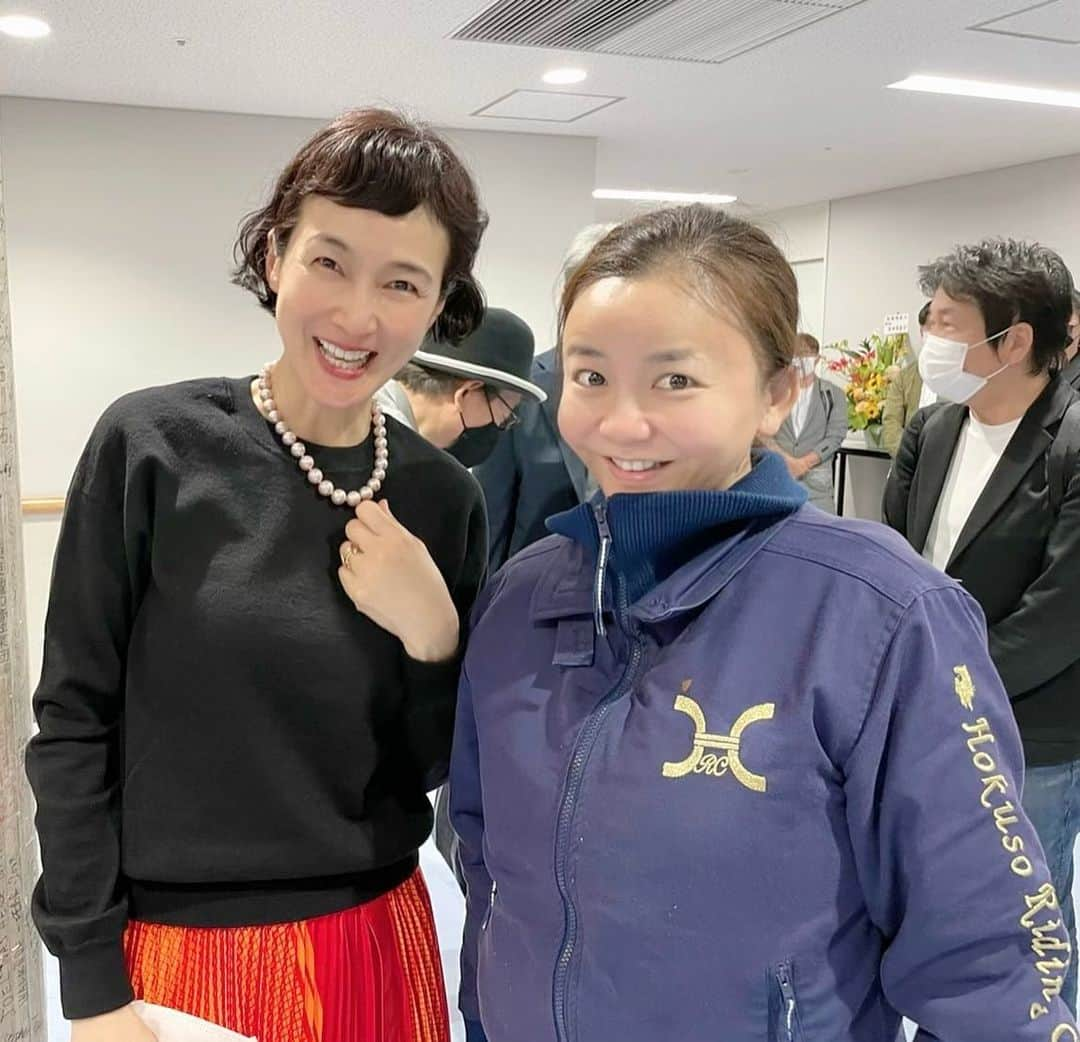 華原朋美さんのインスタグラム写真 - (華原朋美Instagram)「大好き大好き安田成美さんにお会いして色んなお話ししました🌸 また、安田成美さん主演のドラマが見たいです‼️💕と、お願いしました🙇‍♀️ かわらず美人さんで肌も綺麗で痩せてて可愛かったです❤️ 最高潮🌸絶好調🌸可愛い安田成美さん🌸 私も頑張らなきゃ🫠 #安田成美　さん　#華原朋美　#北総乗馬クラブチームジャンバー　#乗馬のレッスンの後にお会いさせて頂きました」5月6日 14時18分 - tomomi_kakala