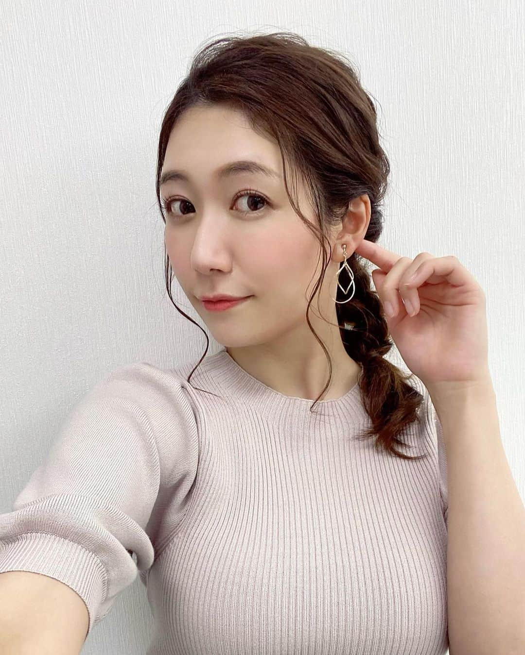 穂川果音さんのインスタグラム写真 - (穂川果音Instagram)「hair style  編み下ろしだよ〜😊  earring→ @riele.acc  #ヘアアレンジ　#ヘアスタイル　#編み下ろし　#イヤリング　#hairstyle #hairarrange #earrings #まとめ髪　#編み下ろしアレンジ　#前髪アレンジ 　#5月コーデ　#春コーデ　#おしゃれっぽ #アナウンサーコーデ  #アベプラ　#お天気キャスター」5月6日 14時22分 - hokawakanonn