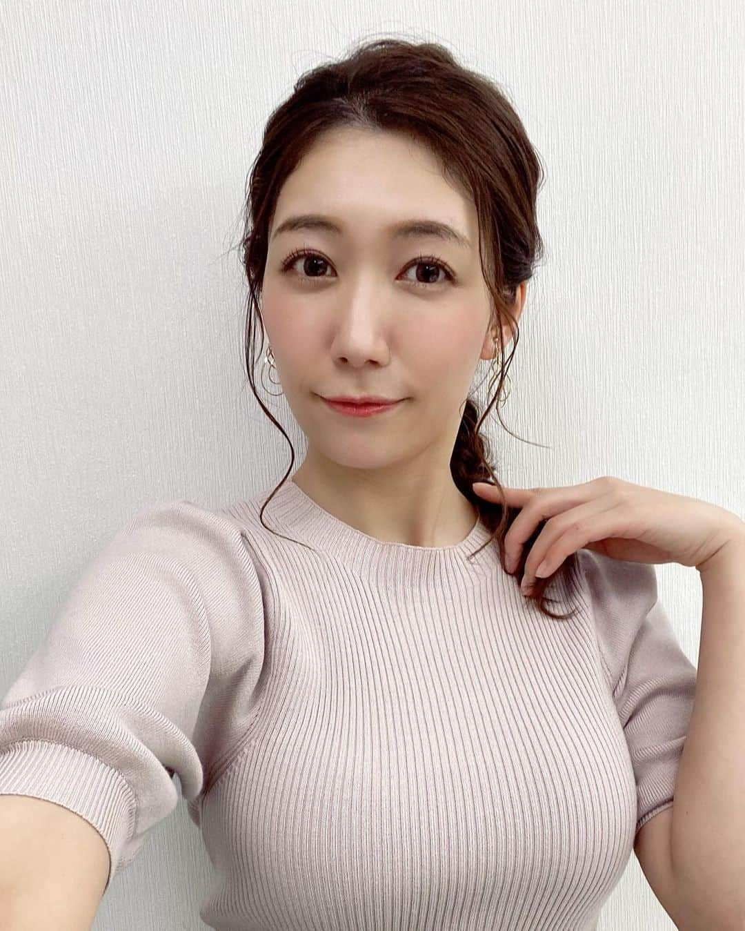 穂川果音さんのインスタグラム写真 - (穂川果音Instagram)「hair style  編み下ろしだよ〜😊  earring→ @riele.acc  #ヘアアレンジ　#ヘアスタイル　#編み下ろし　#イヤリング　#hairstyle #hairarrange #earrings #まとめ髪　#編み下ろしアレンジ　#前髪アレンジ 　#5月コーデ　#春コーデ　#おしゃれっぽ #アナウンサーコーデ  #アベプラ　#お天気キャスター」5月6日 14時22分 - hokawakanonn