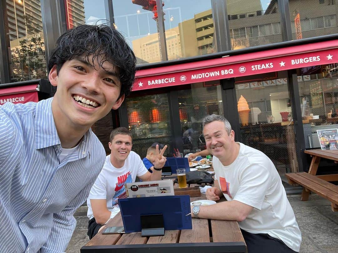 川口太一さんのインスタグラム写真 - (川口太一Instagram)「クリスさんとランチ！ 本当に優しいパパみたいな愛のある監督。一緒に仕事ができてよかった！😭寂しいけど来年アメリカ行く約束しました！笑 ロバートも情熱の塊みたいなコーチで一緒に仕事ができてよかった！有難う！ ヨシップはもっと日本語がんばれ！笑 Thank you @chrisjmcgown @robpoole12 and maybe this guy @jope_14 lol #感謝 #アメリカ #イギリス #クロアチア #グローバル #英語 #ネイティブ #新しいコーチング #良い勉強になりました」5月6日 14時42分 - k.taichi20