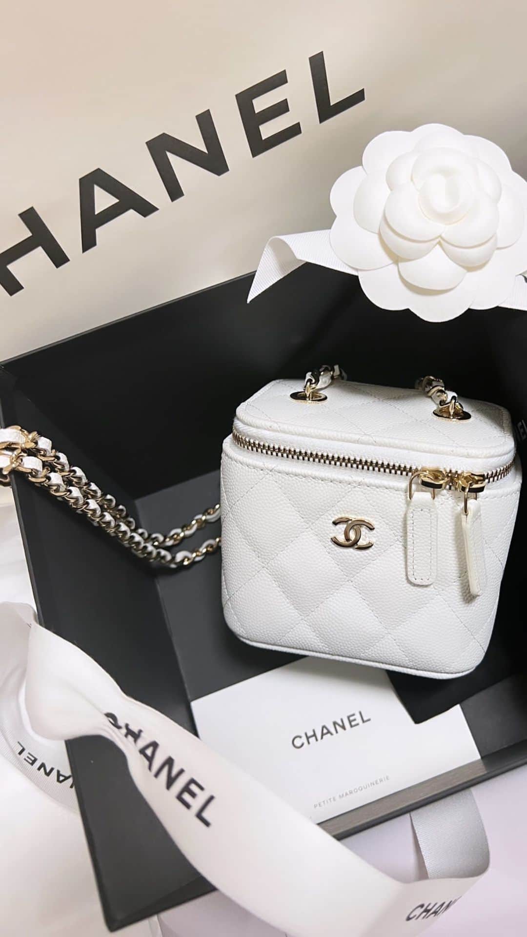 のインスタグラム：「☆  𝘊𝘏𝘈𝘕𝘌𝘓 🖤🤍🖤🤍 @chanelofficial  小さくて白くてかわいいの♡  #CHANEL#chanelbag#flapbag #シャネル#シャネルバッグ バニティバッグ#シャネルバニティ」