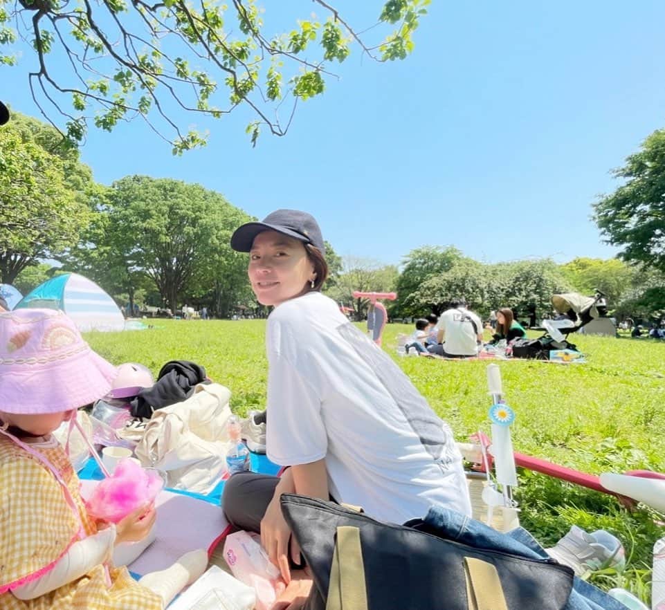 のインスタグラム：「GW後半は公園に行ったり、屋上でお友達のパパさんがお好み焼き屋さんを開いてくれたり🎏 遊びまくったGW🙌  今日から通常の登園日。 長いお休み明けは全てがリセットされて大泣きでした💦 親も後ろ髪引かれるけれど、これからゆっくり慣れていこう。 しかし、今日は大荒れです😅」