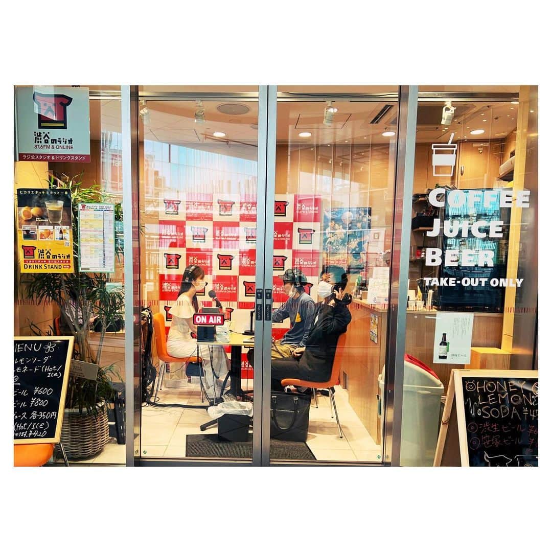 塩地美澄のインスタグラム：「原カントさんのラジオ番組 #渋谷のほんだな にお呼ばれしてきました。 遠方から駆けつけてくれたファンの方もいて 嬉しかったなー。お忙しい中、有難うございました📻⚡️  今回ご紹介したのは 尾原和啓さん著『プロセスエコノミー』でした‼︎  皆さんご存知の通り、プロセス自体を売ったりしてプロセスをうまく活用するプロセスエコノミーですが、去年発売の本をあらためて読み返して体験からも痛感するのは、 「SNSで自分の過程を発信する」ではなく まずは「リアルなつながりを作ってそれを大切にする」が最も重要だということ。  ということで あすは発売イベント会場で お待ちしていますねー！！  ✅DVD発売イベント 5/7（土）12時〜都内にて開催  ✅Blu-ray&DVD「そっと愛して」発売中  ✅デジタル写真集「女子アナ桃源郷」発売中  ✅最新写真集『Nocturne』発売中 #渋谷のラジオ #塩地美澄」