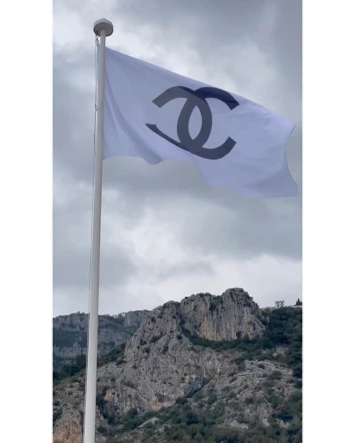 カロリーヌ・ド・メグレのインスタグラム：「Bye Monaco 🇲🇨 Thank You @virginieviard and the whole @chanelofficial team. What a blast always to be working with such elegant and smart people. So so so grateful for all this 💘 Thank you #chanelcruise」
