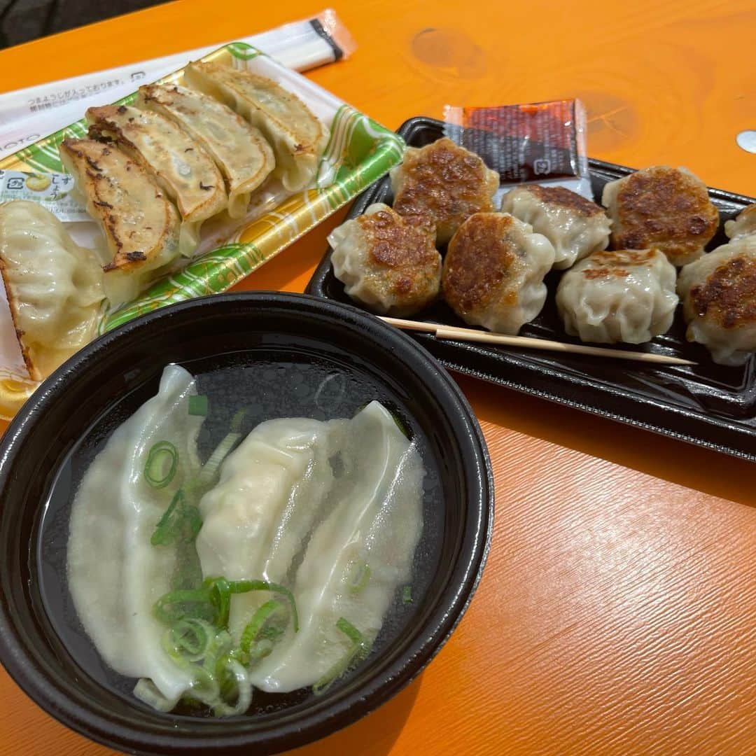 ひよんのインスタグラム：「🥟🥟🥟  駒沢公園のクラフト餃子フェスに行ってきたよ💛 北海道に続き楽しいイベント嬉しい😍✨ たーくさん人いたけど以外とすぐ買えた🤍  餃子美味しすぎたーー😆👏 そりゃ顔も伸びるわけだ🤣(5枚目w)  #クラフト餃子フェス #駒沢公園 #餃子 #ひよん」