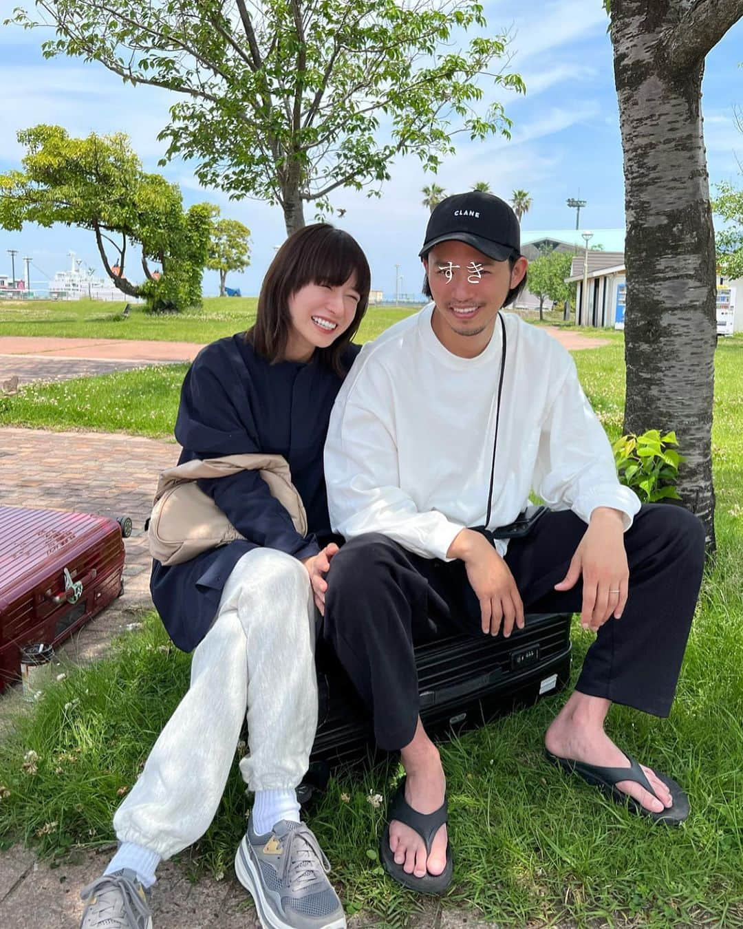 松本恵奈さんのインスタグラム写真 - (松本恵奈Instagram)「鹿児島到着♡フェリー来るまで近くの公園でピクニックしています🌳 これだけでも最高だー○  日焼けしたくなかったのでCLANE×speedoのラッシュガード着てきたよ◎暑い日にリアルに使ってみた感想はめちゃくちゃ最高です✌🏻これも全色買いました♡軽くてシワにならなくて着心地抜群で日焼けしないなんて夏のヘビロテアイテム決定です💯 短いですがGW楽しんできまーす😊 #gw #家族旅行 #clane #speedo #コラボ #水着 #ラッシュガード」5月6日 16時58分 - ena1123