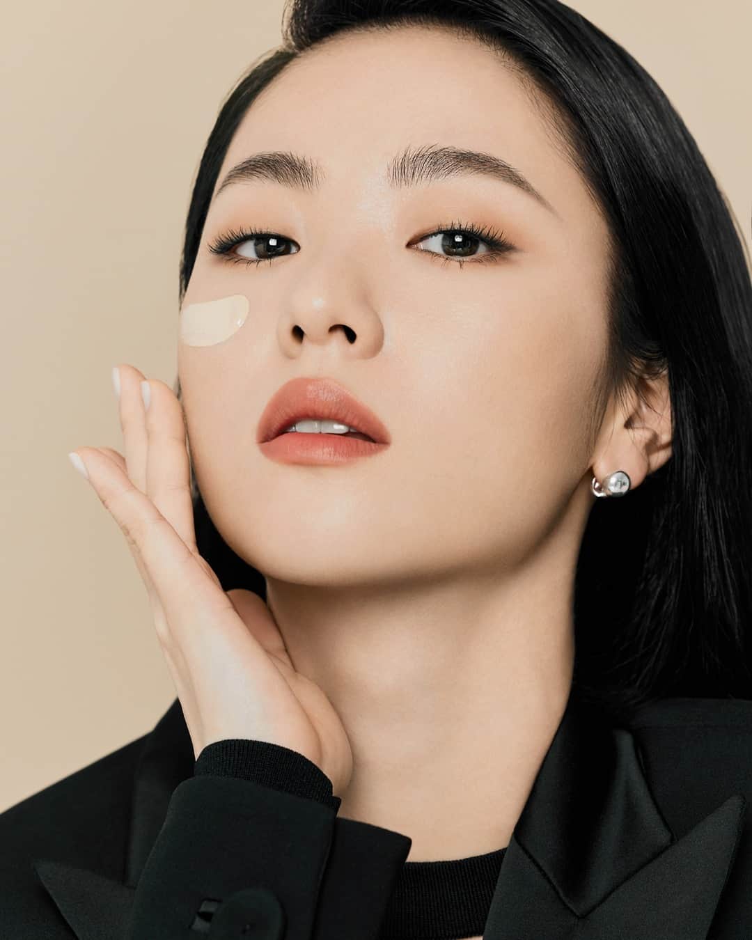 Armani Beautyさんのインスタグラム写真 - (Armani BeautyInstagram)「As seen in @WKorea. Actress @Jeon.Yeobeen wears  POWER FABRIC + FOUNDATION in shade 3 for a luminous complexion with a soft matte finish.  LIP MAESTRO in shade 214 completes the classic beauty look.  Recreate Jeon Yeo-been’s beauty look with:   - POWER FABRIC + FOUNDATION in shade 3  - NEO NUDE MELTING COLOR BALM in shade 51 - EYES TO KILL EYELINER in shade 1 - ECCENTRICO MASCARA in shade 1 - LIP MAESTRO in shade 214   @giorgioarmani   #Armanibeauty #JeonYeobeen #GiorgioArmani #PowerFabric #foundation」5月6日 17時00分 - armanibeauty