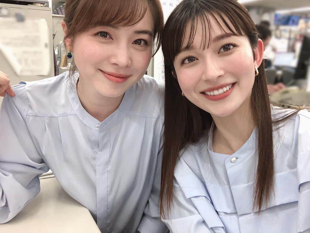 山本里菜さんのインスタグラム写真 - (山本里菜Instagram)「. 金曜日は報道フロアで 皆川さんと席が隣なんです☺️  しかも今日は水色シャツが一緒でしたー！！ 嬉しくて📷💙  皆川さん大好きなんです😘  さあ、今日はこれからもう一仕事！ 頑張れそう😆🌼  #皆川アナ　#皆川玲奈　#シャツ　#お姉ちゃんみたい」5月6日 17時12分 - rinayamamoto_0622