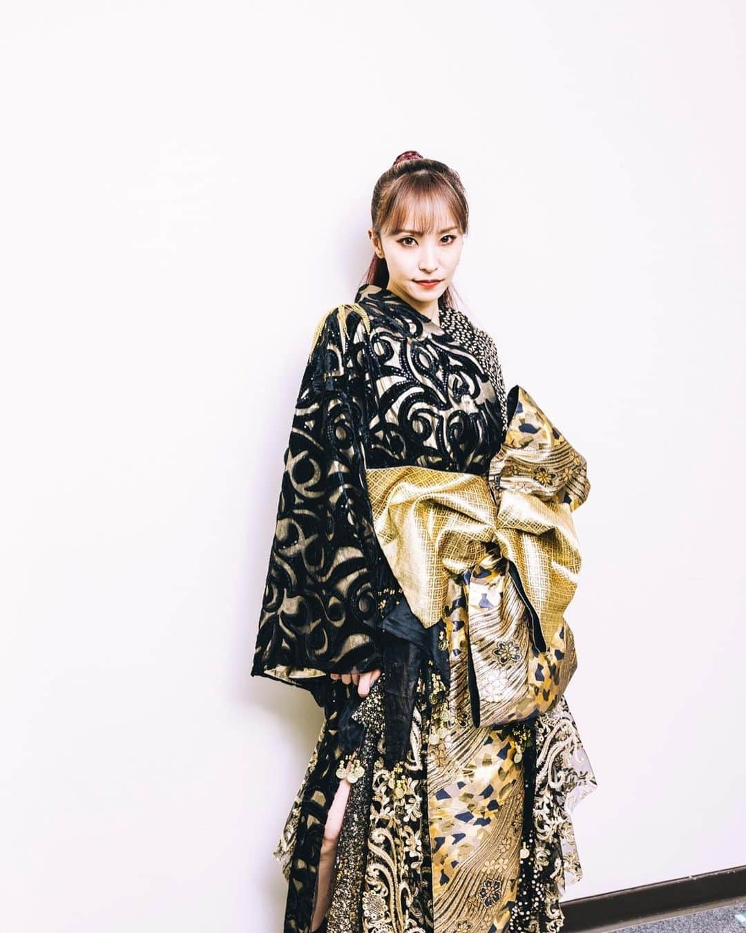 LiSAさんのインスタグラム写真 - (LiSAInstagram)「LiVE is Smile Always〜Eve&Birth〜 「the Birth」④  和服のように仕上げてもらった、ゴージャスなドレス。 ゴールドと黒の生地と、動きに合わせてしゃんしゃん揺れる飾りがたくさん付いていて、私自身が楽器のよう。 ③から④の早替えは踊るように、ダンサーたちが着替えさせてくれたの👘❁ ここで一気に変わる衣装も世界もめちゃめちゃ好きだったなぁ。  撮影でVIOLAが「絶対回って迫ってくると思ったー！」って言ってたけど、ふわふわした生地ついてると回りたくなる習性ある。笑  2022.04.19 2022.04.20 @日本武道館　  #LiSAEB  📸　@vizkage   👘 相澤樹　@mikitiaizawa  我那覇毬花 秀島史子 💄 たばたちなつ　@tabatabamake  #りさふく」5月6日 22時43分 - xlisa_olivex