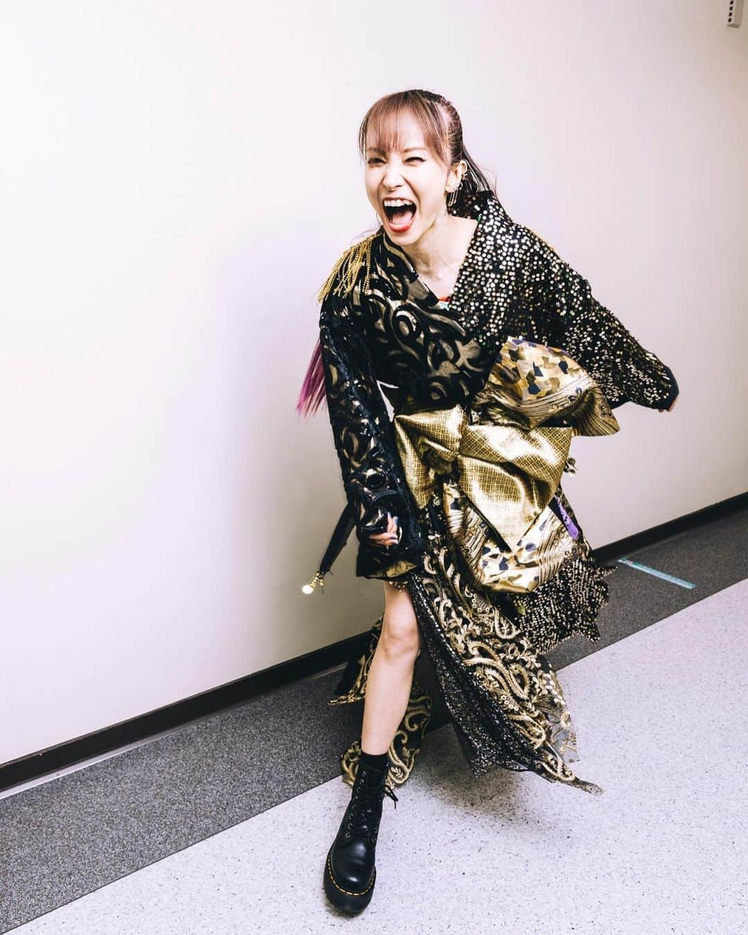 LiSAさんのインスタグラム写真 - (LiSAInstagram)「LiVE is Smile Always〜Eve&Birth〜 「the Birth」④  和服のように仕上げてもらった、ゴージャスなドレス。 ゴールドと黒の生地と、動きに合わせてしゃんしゃん揺れる飾りがたくさん付いていて、私自身が楽器のよう。 ③から④の早替えは踊るように、ダンサーたちが着替えさせてくれたの👘❁ ここで一気に変わる衣装も世界もめちゃめちゃ好きだったなぁ。  撮影でVIOLAが「絶対回って迫ってくると思ったー！」って言ってたけど、ふわふわした生地ついてると回りたくなる習性ある。笑  2022.04.19 2022.04.20 @日本武道館　  #LiSAEB  📸　@vizkage   👘 相澤樹　@mikitiaizawa  我那覇毬花 秀島史子 💄 たばたちなつ　@tabatabamake  #りさふく」5月6日 22時43分 - xlisa_olivex