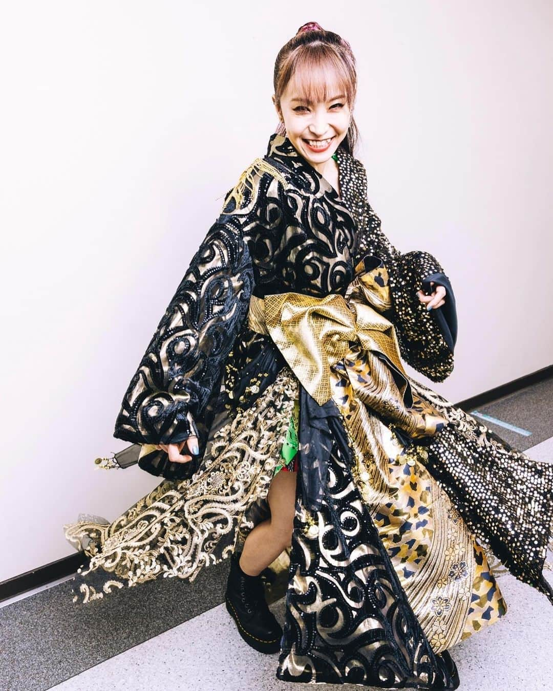 LiSAさんのインスタグラム写真 - (LiSAInstagram)「LiVE is Smile Always〜Eve&Birth〜 「the Birth」④  和服のように仕上げてもらった、ゴージャスなドレス。 ゴールドと黒の生地と、動きに合わせてしゃんしゃん揺れる飾りがたくさん付いていて、私自身が楽器のよう。 ③から④の早替えは踊るように、ダンサーたちが着替えさせてくれたの👘❁ ここで一気に変わる衣装も世界もめちゃめちゃ好きだったなぁ。  撮影でVIOLAが「絶対回って迫ってくると思ったー！」って言ってたけど、ふわふわした生地ついてると回りたくなる習性ある。笑  2022.04.19 2022.04.20 @日本武道館　  #LiSAEB  📸　@vizkage   👘 相澤樹　@mikitiaizawa  我那覇毬花 秀島史子 💄 たばたちなつ　@tabatabamake  #りさふく」5月6日 22時43分 - xlisa_olivex