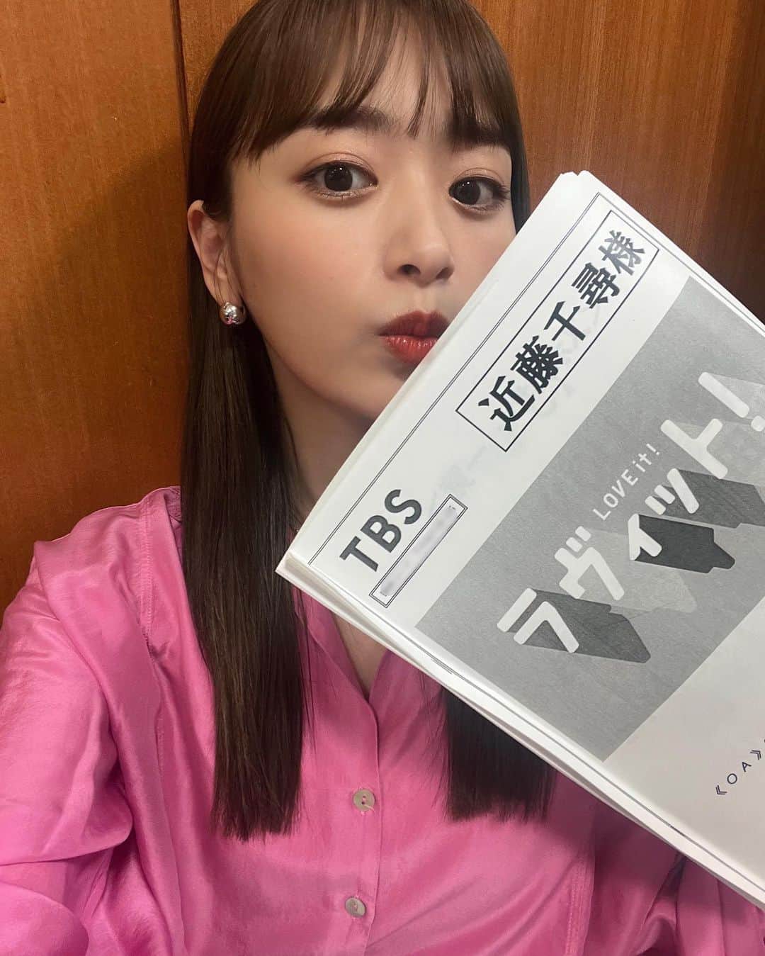 近藤千尋のインスタグラム：「今日も賑やかラヴィット♥️  今日の衣装はこんな感じでした🫶🏻💕 毎回用意してくださる スタイリストさんに感謝です🫂❣️  ウェア @forte_forte.ginza  アクセサリー @rieukjewelry  シューズ @sergiorossi  オープニングも 盛りだくさんで、楽しかった🥹♥️ 見逃した方はTVerでぜひ📺  髪の毛暗くしたんだぁ☺️ @log_kenjikarasawa  いつもありがとうだよ🫡✨✨」