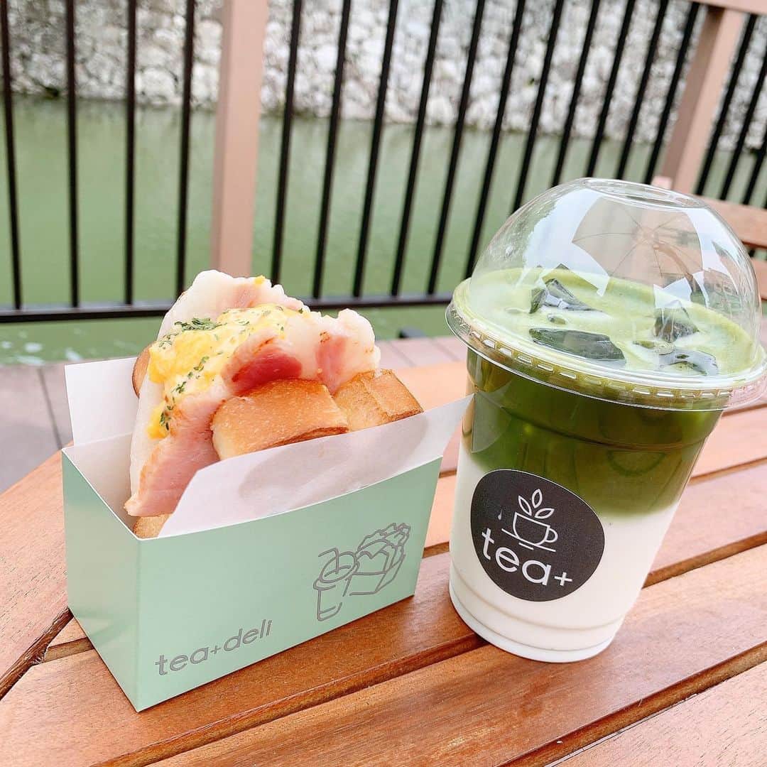 内山絵里加のインスタグラム：「・ ・ 新緑の季節ですね🌿 ・ ずっと行きたかった @teaplus_shizuoka さん☕️ ・ ▶︎静岡抹茶ラテ 1杯1杯立ててくださるお抹茶使用。 リッチなミルクとの相性が抜群でした🥛 ・ ▶︎トーストサンド（ハムエッグ） たまごがとろっとろで最高でした🍞❤︎ ・ 静岡のものにこだわっていて とっても素敵なcafe。 新静岡セノバ 近く 駿府城公園のお堀にあるので 通ってしまいそう.. ・ 偶然にも緑づくしだった洋服。笑 素敵なテラス席に 癒されました👱🏻‍♀️𓂃 𓈒𓏸◌‬ ・ ・ #静岡 #静岡グルメ #静岡カフェ #抹茶 #teaplus」