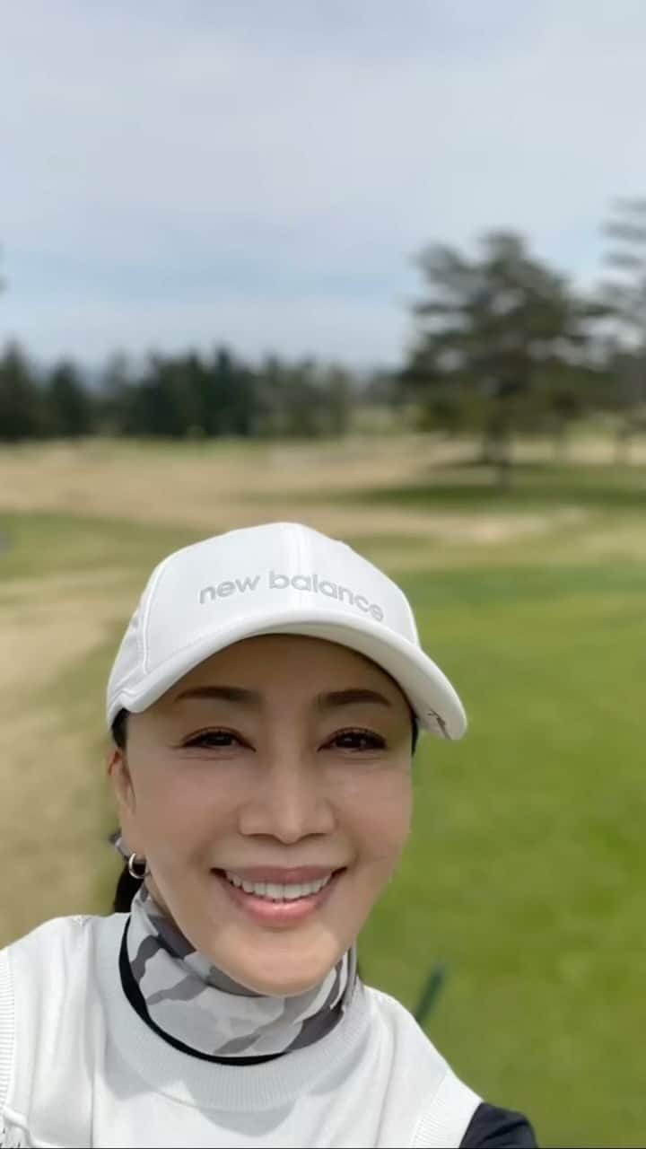 坂村かおるのインスタグラム：「今日から、軽井沢に来ています。 ・ 軽井沢72ゴルフ西コースにて🏌️‍♀️ ・ 浅間山が見えたり、桜が見られたり、いつもよりボールが飛ぶので助かります😓💦 ・ そろそろGWも終わりですね‥ 皆さんも、どんなGWをお過ごしですか？ ・ ・  いつも「いいね！」を頂きありがとうございます。 皆さんのコメントに元気を貰っています😊  #クィーンオブ美魔女 #team美魔女 #美ST #坂村かおる #トータルビューティーアドバイザー #美しく老いる #バランス #美容 #コスメ #ファッション #今日のコーデ #トータルバランス #お洒落な人と繋がりたい #コスメ好きな人と繋がりたい #美意識高い人と繋がりたい #美魔女 #美魔女が変わる #アップデートしてる人と繋がりたい #自分らしくアップデート #GW何してる？ #軽井沢72ゴルフ西コース #軽井沢にて」