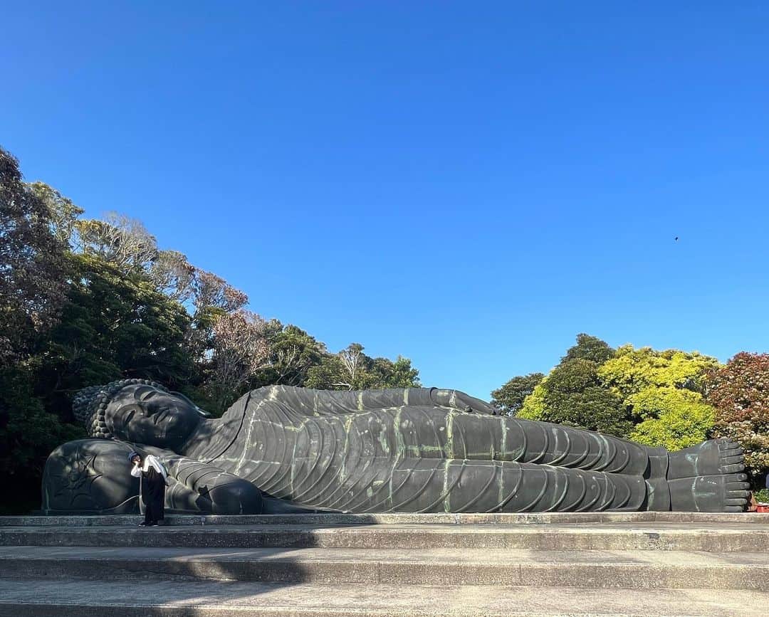 のインスタグラム：「母娘旅行。 海が好きなので、千葉県の館山市に、激しぶ旅行でした🤣！. . 一枚目、私うつってます！見えますか😳？珍しく横たわっている釈迦涅槃仏（ガンダーラ様式らしい）見応えありました。. . #赤山地下壕 で安全のヘルメット被ったら、揃えてないのに、たまたま赤緑の服で、マリオ&ルイージになりましました🤣⛑. . ゴールデンウィークも終わりですね。体調など気をつけて下さいね👍」