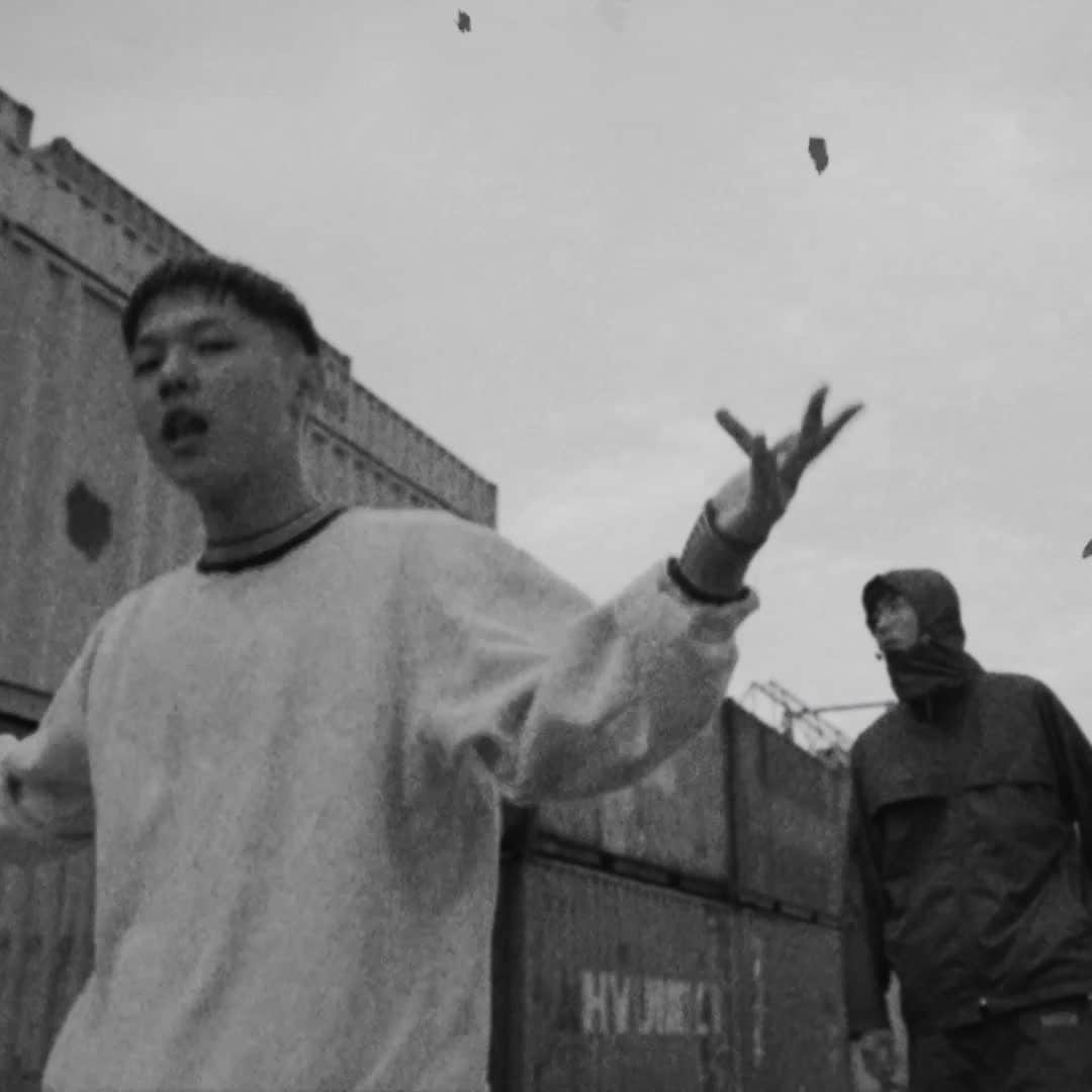 tofubeatsのインスタグラム：「Neibissを迎えた「don't like u feat. Neibiss」のMVがYouTubeにアップロードされました。監督はODEN氏、ロケもスタッフも衣装も神戸勢でありがたいですね。是非！  FILM CREDITS Director /DoP : ODEN（HHbush） Chief Camera Assistant: TAKATO （Tha Jointz） Stylist: Ryota Motooka（EPOCH） Special Thanks:  ness , caroline , nerdgod , illumi Renny , tunab , yung-say Shunsuke Sugiyama Harumi Ito(WARNER MUSIC JAPAN INC.) Takeshi Sugio(HIHATT)  https://youtu.be/n3jrAkCivfo」