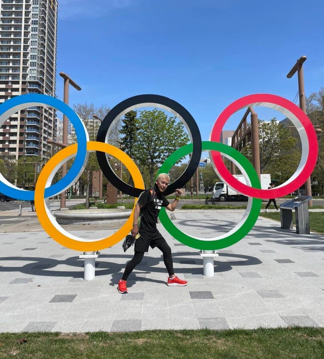 田村亮のインスタグラム：「北海道に旅ラン！ 昨日、一昨日までは寒かったみたい。 #ロンブー亮 #もしかして晴れ男 #ロンブー亮バーチャル駅伝  #最終走者 #モリマン種馬マン  #ig北海道ランナーズ  #北大内のオリンピックマラソンコース #気持ち良すぎる #皇居ランニング #よりランニング名所になってもおかしくない」