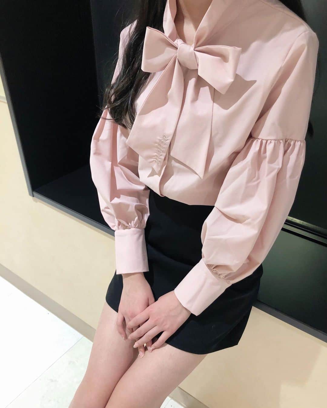 のインスタグラム：「リボンがうまくできた日‪⸜‪‪☺︎‬⸝‬‪‪ * * * * #コーデ#coordinate#longhair  #ガーリーコーデ#meltie  #リボン#ブラウス#pink#black #Instagram#girl#may  #八木珠梨#juri#じゅり#jc3#07#学生#♥」