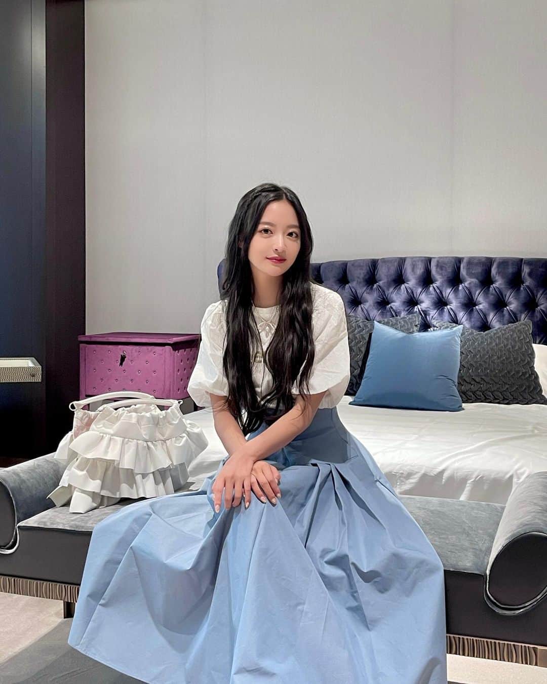 ᴅᴏᴜʙʟᴇsᴏᴜᴘのインスタグラム：「#리아쇼룸 #하이메아욘 🪑  질문 많았던 착장 정보입니다 ✨ ▶️ Skirt @milaowen_official  ▶️ Bag @commedesgarcons girl」