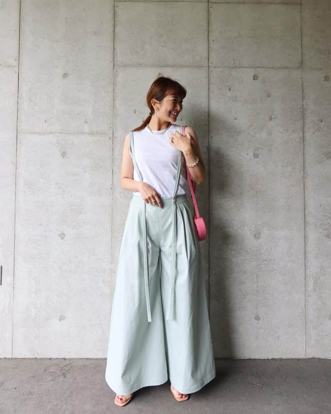 Mai Wakimizuのインスタグラム：「来週から始まる神戸北野popup shopで先行のワイドサロペット♡優しいミントカラーが私の一押し。タンクやTシャツと合わせるだけでそれなりにサマになるし、サラッとした履き心地で軽いので薄着したい夏にはもってこいの1枚＼(^o^)／2本の細めのストリングがスタイリッシュに見せてくれます！ボタン位置でサイズ調整可。 overalls:#linkable @linkable_official(北野popup先行発売) ------------------------------ 【popup shopのご案内】 日時:2022年5月12日(木)〜17日(火) 11:00〜18:00(最終日17日は17:00close) 場所:FLORE ARTIST GALLERY (フローラ アーティスト ギャラリー) 神戸市中央区山本通1-7-9  東急プラザブーミン北野1F JR/阪急/阪神「三宮駅」より徒歩8分程度 ------------------------------ #wakkinstyle#ootd#coordinate」