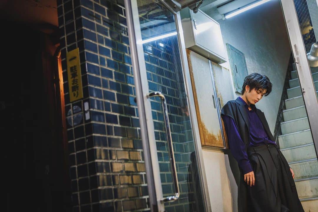 柊太朗のインスタグラム：「FASTさんに取材していただきました！ 色々なこと喋りました🐕‍🦺 服も髪型もかっこよくしてもらいました🐶 是非見てください！  https://fast-tokyo.com/totaro-1/  #fast   衣装  @ground_y_official」