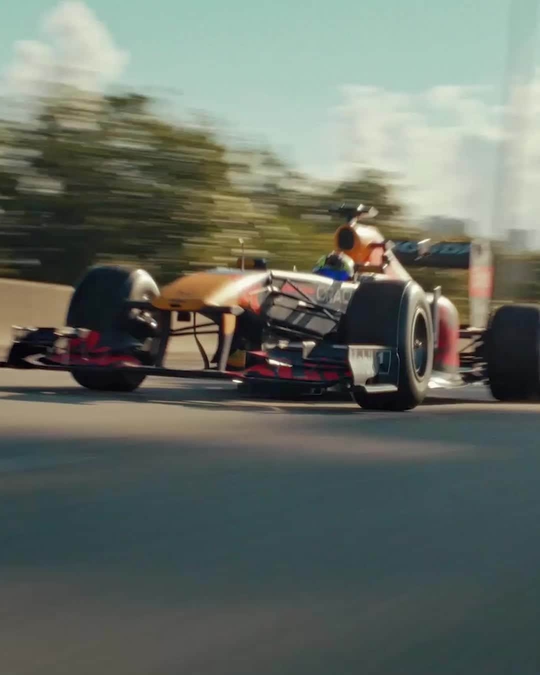 のインスタグラム：「超高速バトル必至のF1マイアミGPに注目  #レッドブル #翼をさずける #F1 #F1jp #マイアミGP」