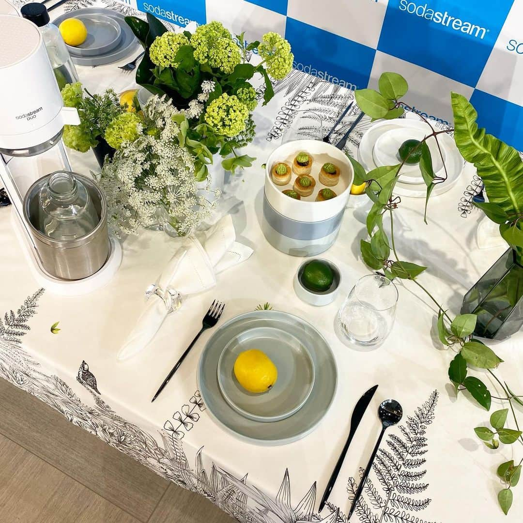 増山敬子のインスタグラム：「炭酸水が大好きで、よく飲む我が家ですが、先日  @sodastream_japan から新作のDUOが発売されて、新作発表会に行ってきました。今までのものより更に簡単に炭酸水を作ることができるんです。  「DUO」は、外出時に持ち運びも可能なプラスチック製ボトルと、インテリアとしても活用でき、食卓を豊かに彩るガラス製カラフェを併用することができるソーダストリーム初のモデル。  シーンに合わせて自由にボトルを選ぶことができ、自分らしいスタイルで炭酸水を楽しむことができます。 　 ワンタッチでガスシリンダーが交換可能なシリンダークイックコネクト(ピンクシリンダー)を採用しているため、シリンダー交換もスムーズ！  重さは新作の方が重いんですが、 スタイリッシュなデザインは  #レッドドットデザイン賞  も受賞されてます。  人にも地球にもエシカルな選択肢を提供するソーダストリーム  #ペットボルト　の年間消費量  一般家庭で5年間に消費される炭酸飲料は 500ml容器に換算して1,846本、年369本に上ります。  清涼飲料水全体ではなんと14,299本。 *そして、炭酸飲料の容器の大半はペットボトルが占めています。  ペットボトルの主な原料は石油です。 そしてペットボトルを消費者の手元に届けるにも石油を使います。 ペットボトルをリサイクルしようとすると、ペットボトルを作り運搬するのと同じ量の石油を消費します。  ペットボトル容器の消費を減らすだけでも、これらの石油の使用量を削減できます。また、資源エネルギーの節約にもつながります。  昔に比べれば、ソーダストリームや、 浄水器を家に設置したのもあり、 ペットボルトを買う頻度はぐぐぐっと減りましたが、私も完璧に買ってません！宣言はできませんが、ペットボルトじゃなくて水筒や、家で炭酸を作る。 少しの意識や行動をみんなが100%で取り組むのではなくても、今までの1%、2%と変化させていけたら良いですよね！#炭酸飲料 はやっぱり飲みたくなっちゃうんですけどね！  最近は#炭酸水 に #コンブチャ で割るのが好きです💗  さて今日は、金曜日 仕事を終えて娘と駅で待ち合わせして帰宅中！ 今日は映画タイム🎬です🫠 #炭酸水メーカー#炭酸水大好き #ソーダストリームのある暮らし #soda」