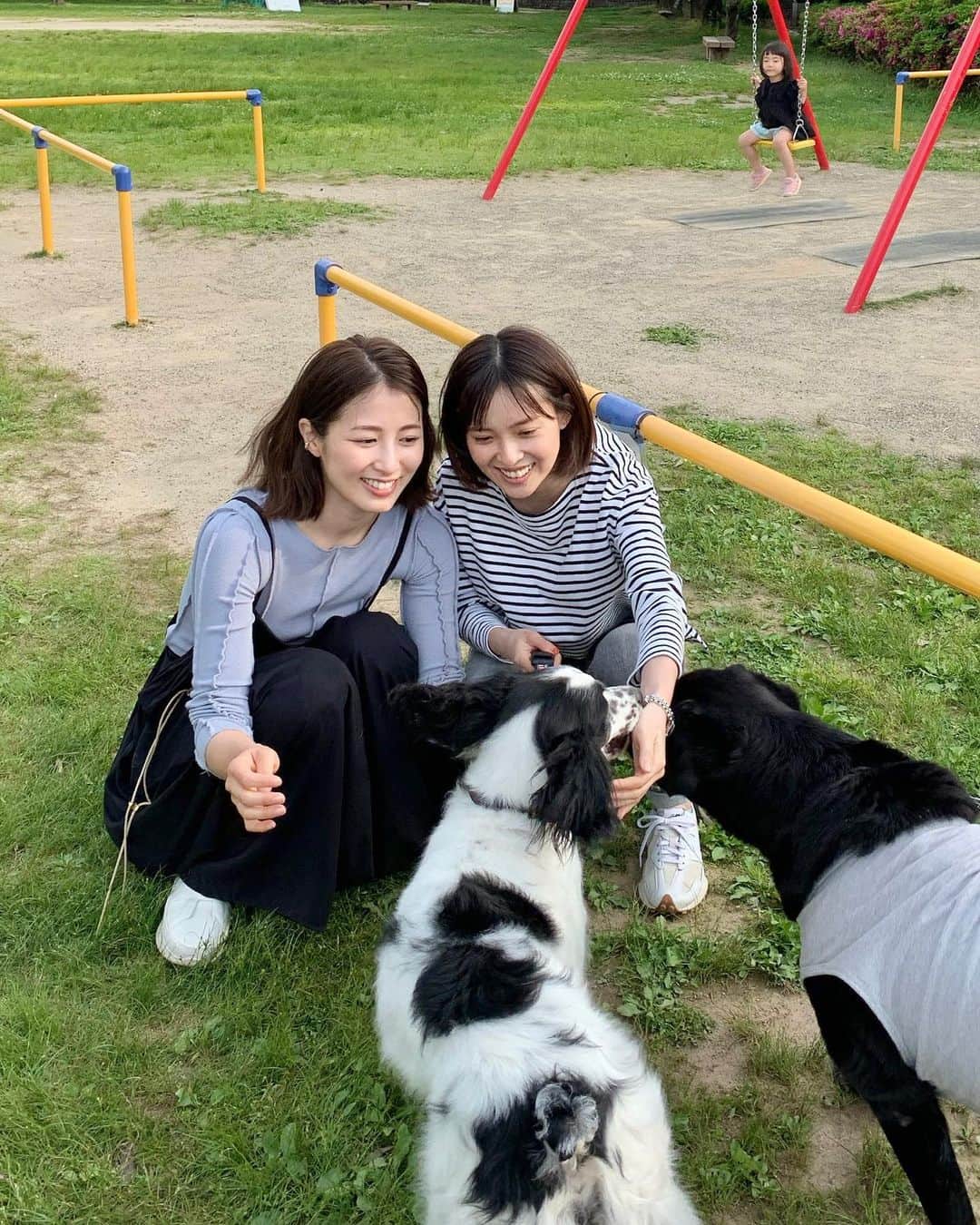 のインスタグラム：「りかのままが撮ってくれた写真☺️ 犬がカメラを向くのは赤ちゃんと同じくらい難しいのかな？笑 アニーのおかげでりかがばえてた笑 何度見てもジワる、、笑 #いい季節になりました」