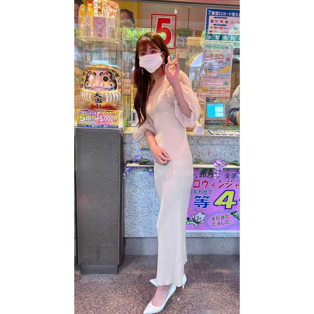 岡副麻希さんのインスタグラム写真 - (岡副麻希Instagram)「. ドリームジャンボ宝くじ ドリームジャンボミニ宝くじの 発売記念イベントに参加させていただきました🥰 ⁡ ⁡ 私もイベント後に夢を購入しました🤭💖 五億円あたったらどうしよう〜！どうする〜？ 考えるだけでわくわくドキドキしますね。 ⁡ 今日から６月３日までです✨ ⁡ 自然光に喜びたくさん撮りましたが笑 タイトなワンピースということをうっかり。 おなかの貼るカイロがういてます、 イベント直前にはがしました🥺笑 ⁡ ⁡ 衣装 #snidel #dianashoes  #follifollie  ⁡ #ドリームジャンボ宝くじ#ドリームジャンボミニ宝くじ」5月6日 19時44分 - maki_okazoe_official