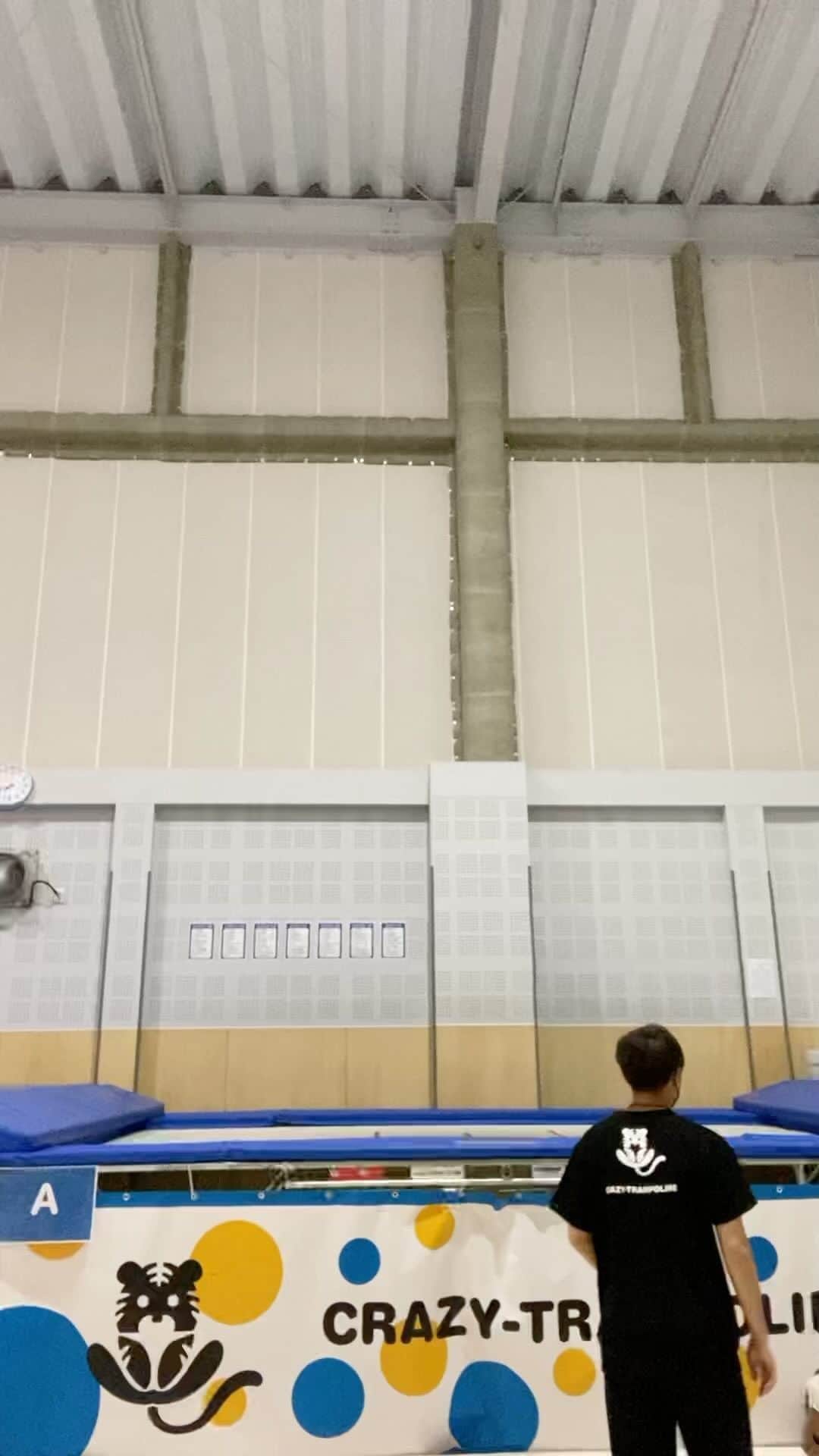伊藤正樹のインスタグラム：「最近麻雀のツイート多いから。 麻雀の人みたいになってるから、 実はトランポリンの人なんです。 オリンピックも多分2回行ってるはず 4位.6位だよ。。 徐々に練習して難しい技も載せてみようかな。 トランポリン跳ぶのは大好き😁 麻雀飛ぶのは大嫌い😡  #トランポリン #麻雀好き」
