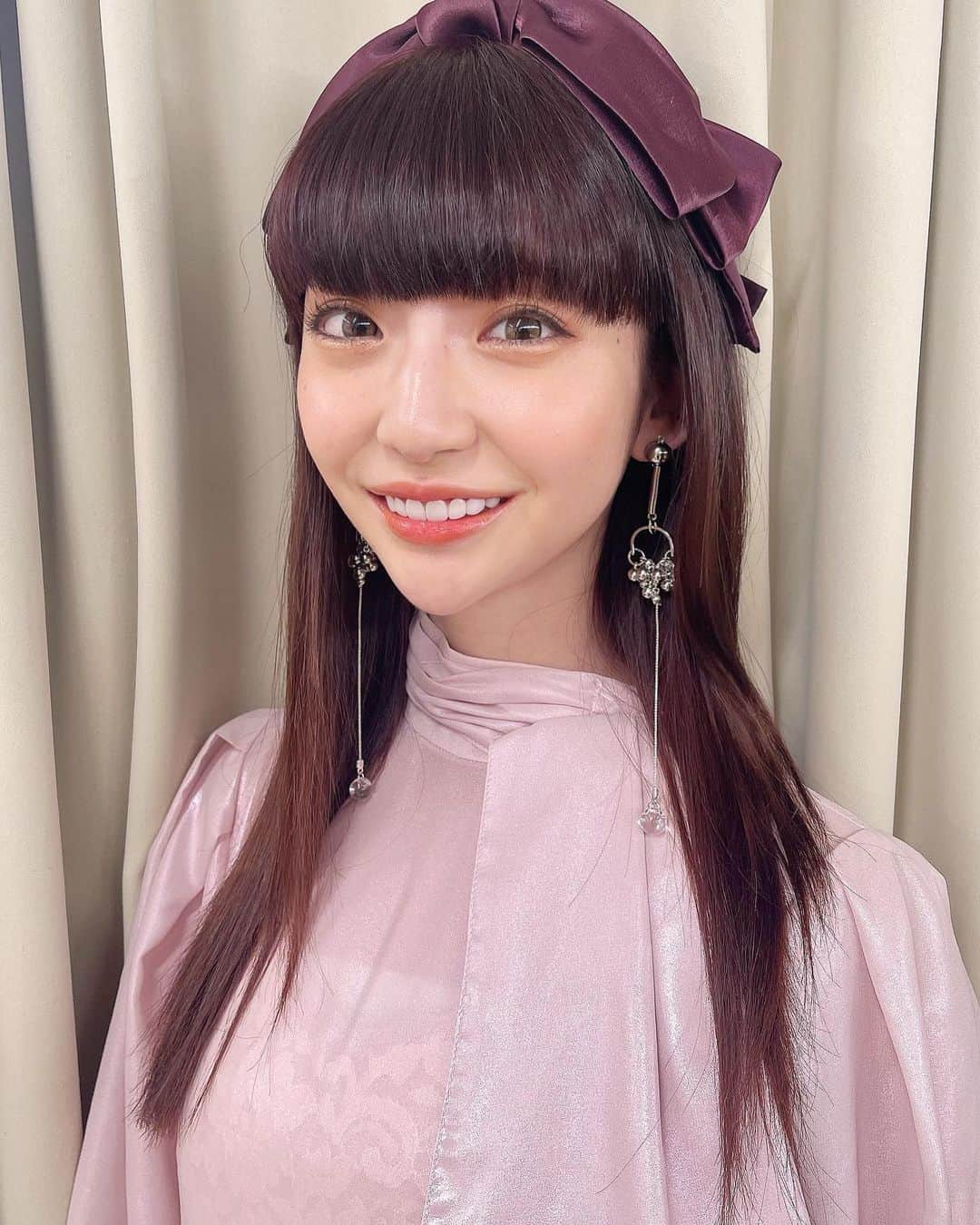 荻野由佳のインスタグラム：「ストーリーに投稿させていただいたのですが、改めて、ご報告させていただきます  5月31日をもちまして、約5年お世話になったホリプロを離れることになりました。  私にとって、とても大きな決断だったので、 たくさん悩みました。  NGT48を卒業してから約半年が経ち、様々な活動の中で、自分がどうなりたいのか？どういう方向に進みたいのか？と悩み始めて、 思い切ってここで一度リセットする！という結論に至りました。  18歳から所属したホリプロでは、とてもあたたかく家族のような雰囲気の中でとても幸せな時間を過ごすことが出来ました。感謝以外の言葉が見つかりません。  本当に ありがとうございます！  そして また皆さんにお会いできる時がきたらお知らせしたいと思います！」