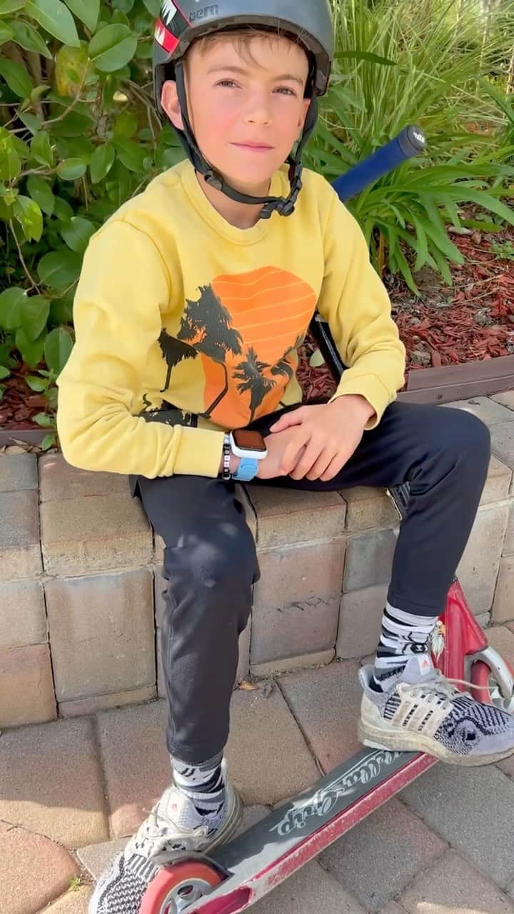 ジェシカ・シーバのインスタグラム：「As a third child with two teenage siblings, Beau is eager to experience the freedom and autonomy that his older brother and sister enjoy. The T-Mobile SyncUP Kids watch has been the perfect answer for us. #TMobilePartner It allows me to track his location in real-time, text and call him when I need to and allows a handful of approved contacts for him to contact as well. It even has alerts to remind him when it's time for him to eat if he is away from home! Tap the link in my bio for location info and other SyncUP KIDS watch details. @tmobile」