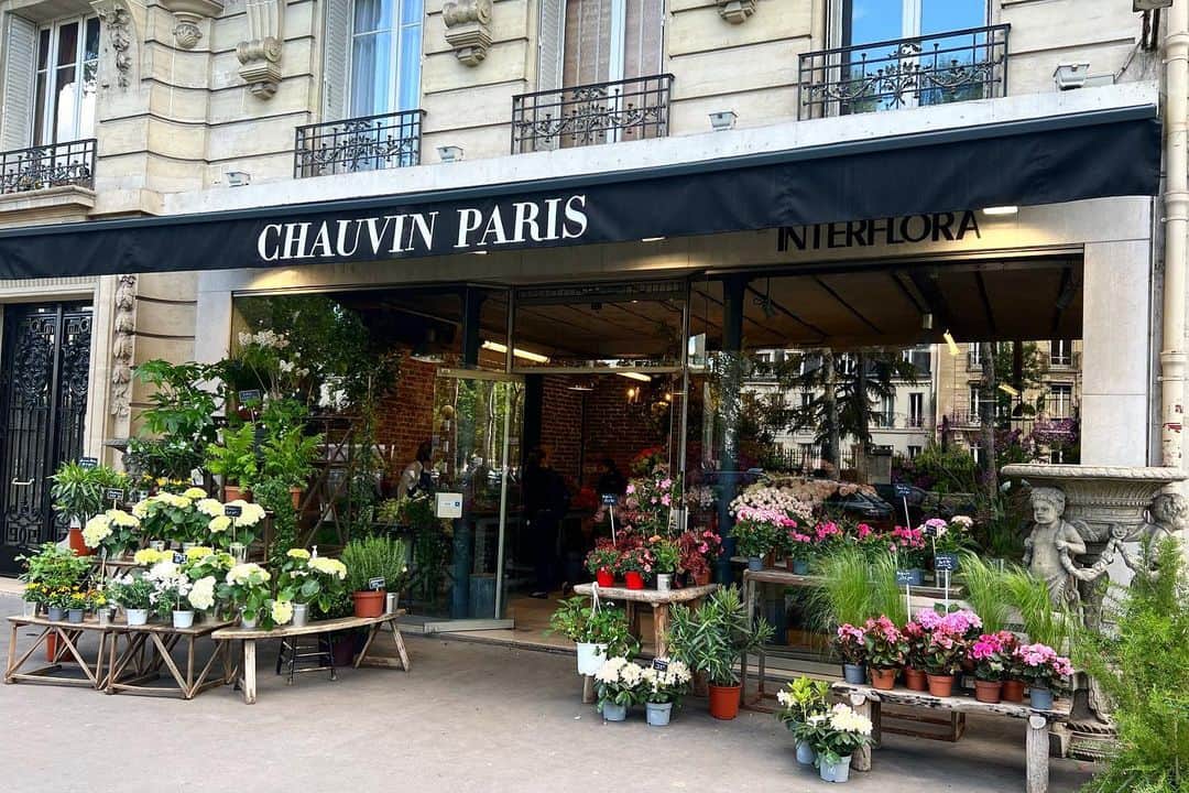 アリッサンドラ・アロノウのインスタグラム：「Paris + the most incredible #EricChauvin +Spring flowers🌷🌸💐 😍」