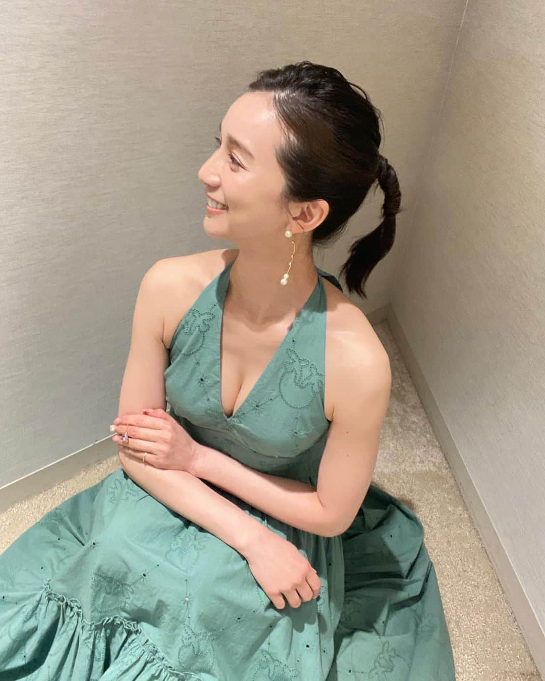 芹那さんのインスタグラム写真 - (芹那Instagram)「髪の毛のびたね😌 伸ばしたいなぁって思っていたけれどなんだか急に気分転換したくなってきた❣️ どんな髪型がすき❔❔  あとね、さっき久しぶりにリール載せたのでみてね🤍  #ポニーテール #ポニーテールアレンジ #ウルフカット #オールバック#春コーデ #春ワンピース #春色コーデ #パールピアス #ボブ に戻りたい気持ちもある  ピアスもリングも可愛い💎  👗 @pinkoofficial  👂🏻 @masaejewelry  👡 @daniella_and_gemma」5月6日 23時01分 - serinaofficial