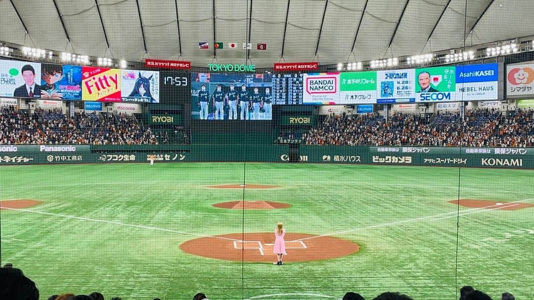 加藤ミリヤのインスタグラム：「国歌独唱。 何度目でも厳かで清らか。 ああ愉しかった！  #東京ドーム #ジャイアンツ」